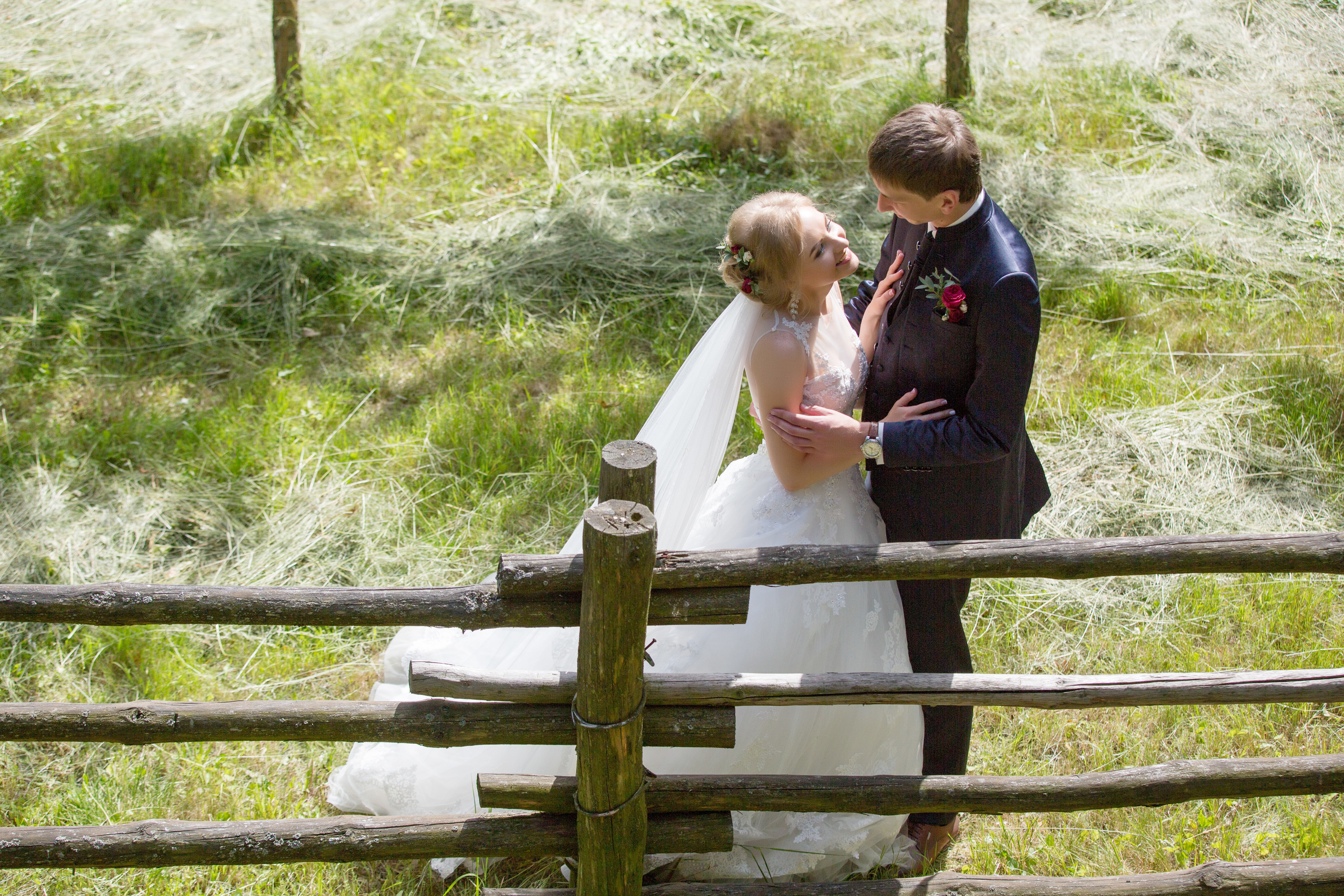 жених с невестой в полный рост на фоне травы