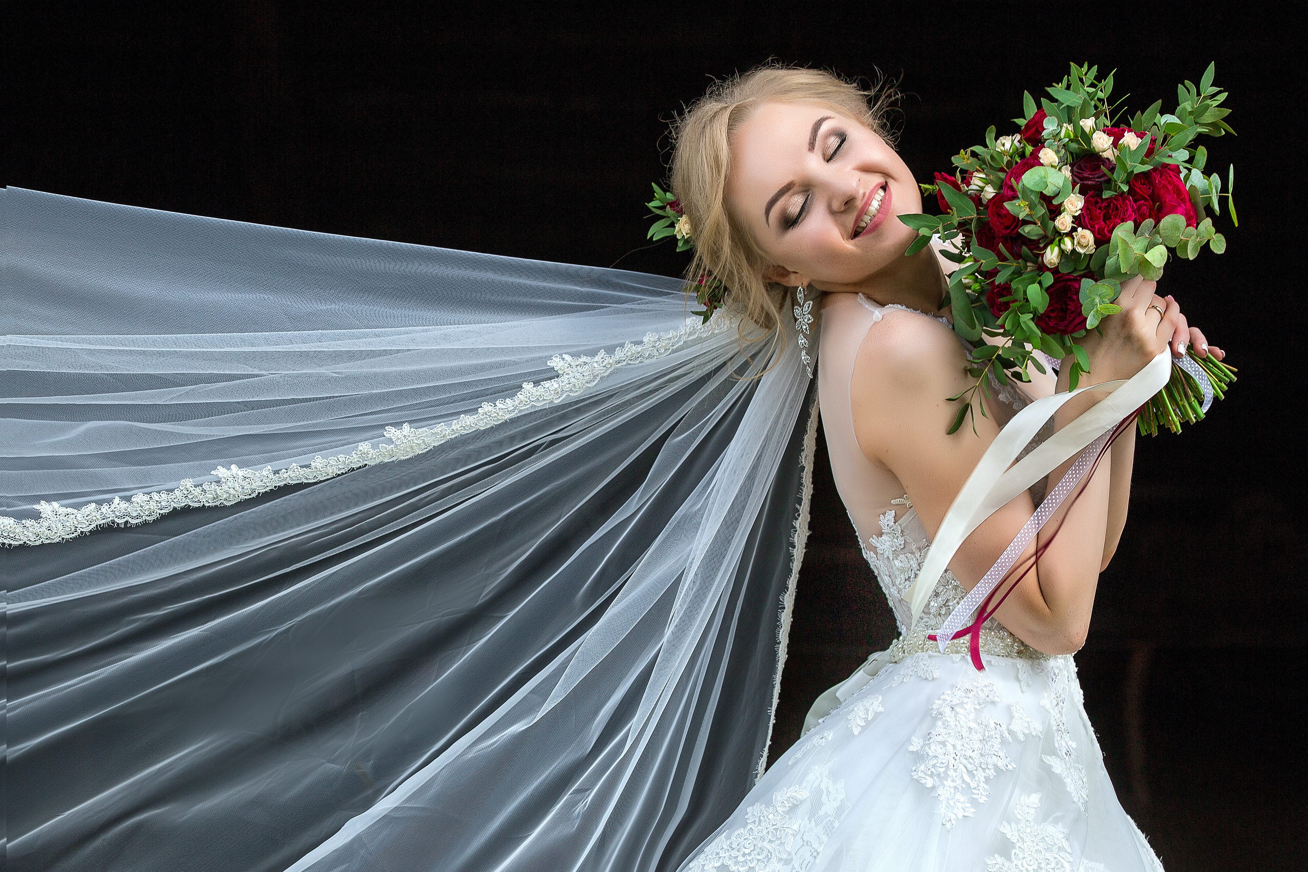невеста с букетом на черном фоне