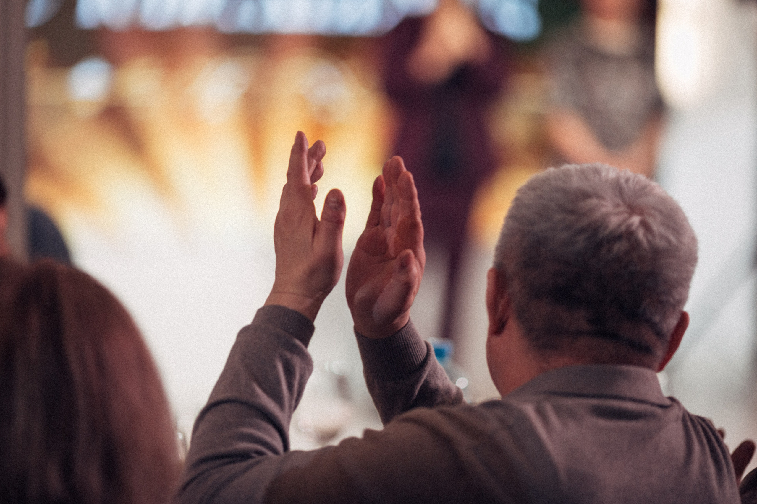 Аплодисменты гостей в зал  