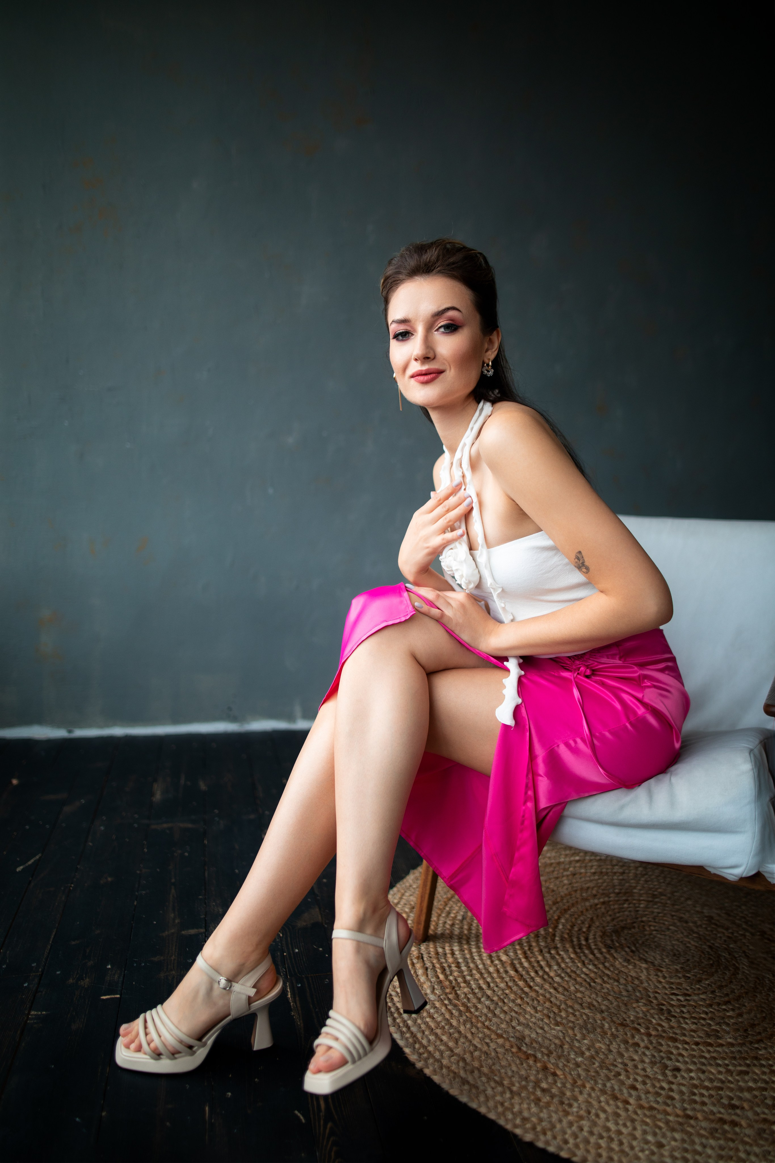 Студийный фотосет с Анастасией в минимальном интерьере в формате для «себя»