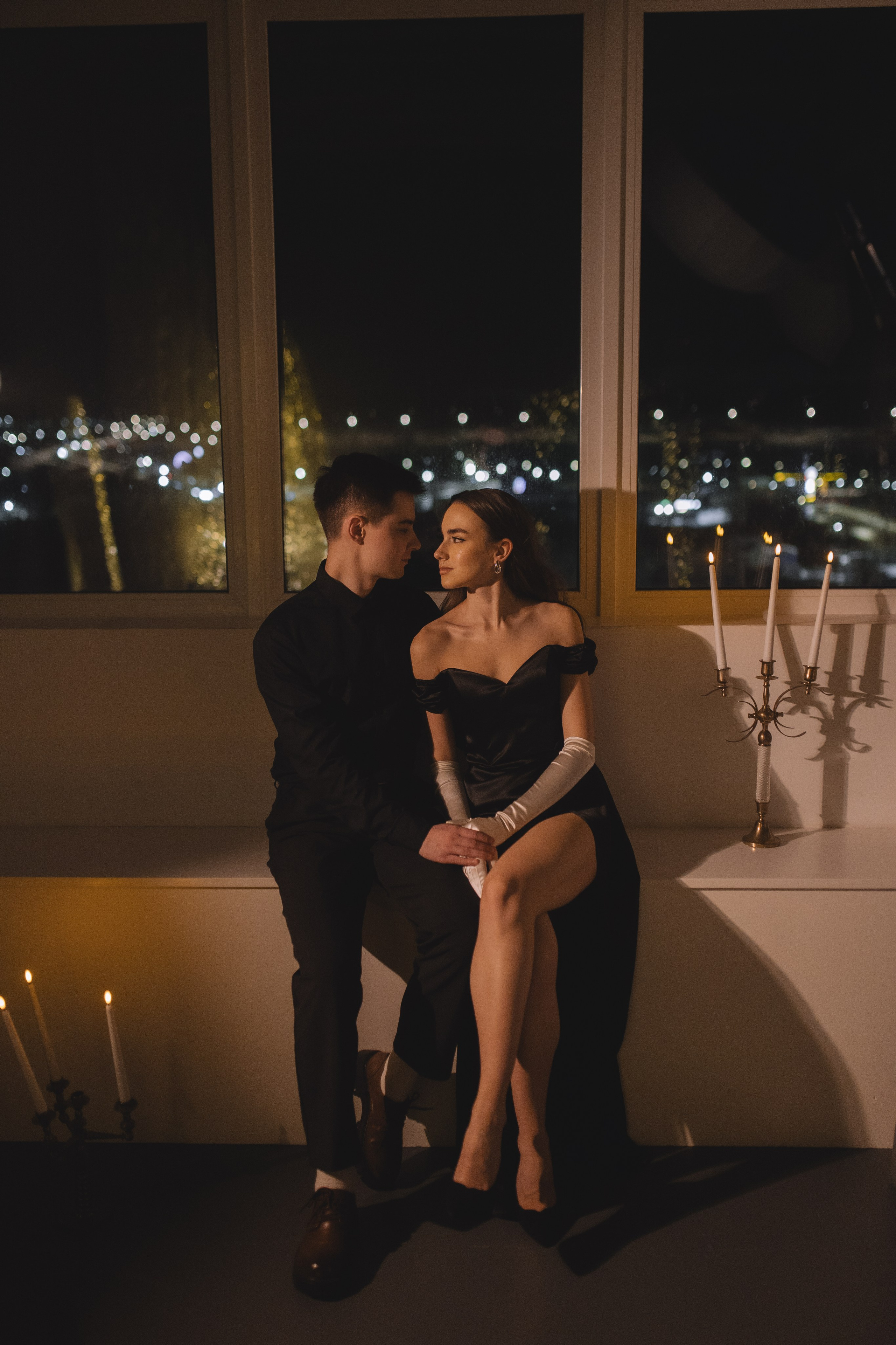 Зимняя фотосессия пары с падающим снегом при свечах. Фотограф и видеограф в Мурманске, Москве Екатерина Нечаева