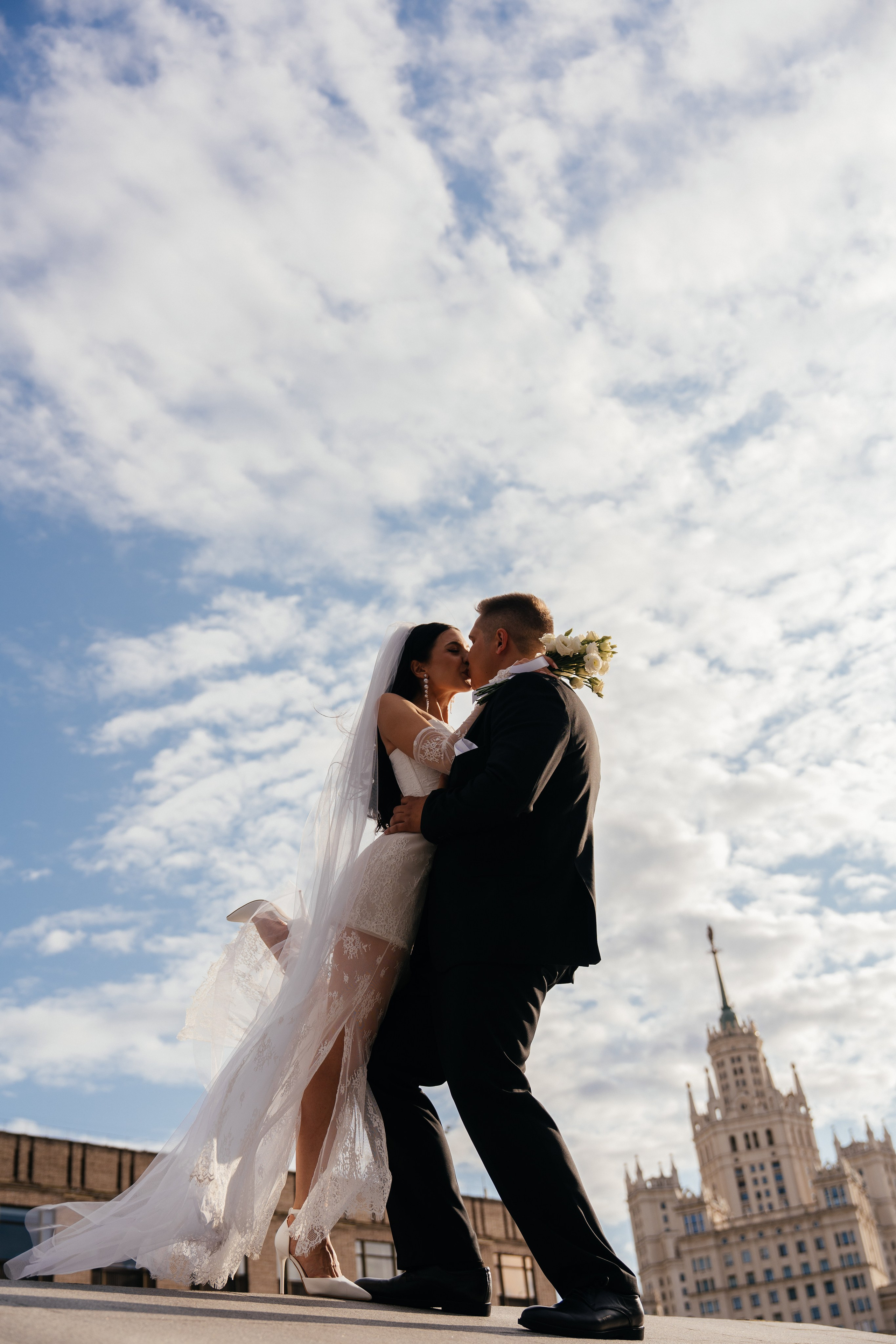 Свадебная фотосессия в Москве у высотки на Котельнической набережной. Свадебный фотограф в Москве Анна Полушина