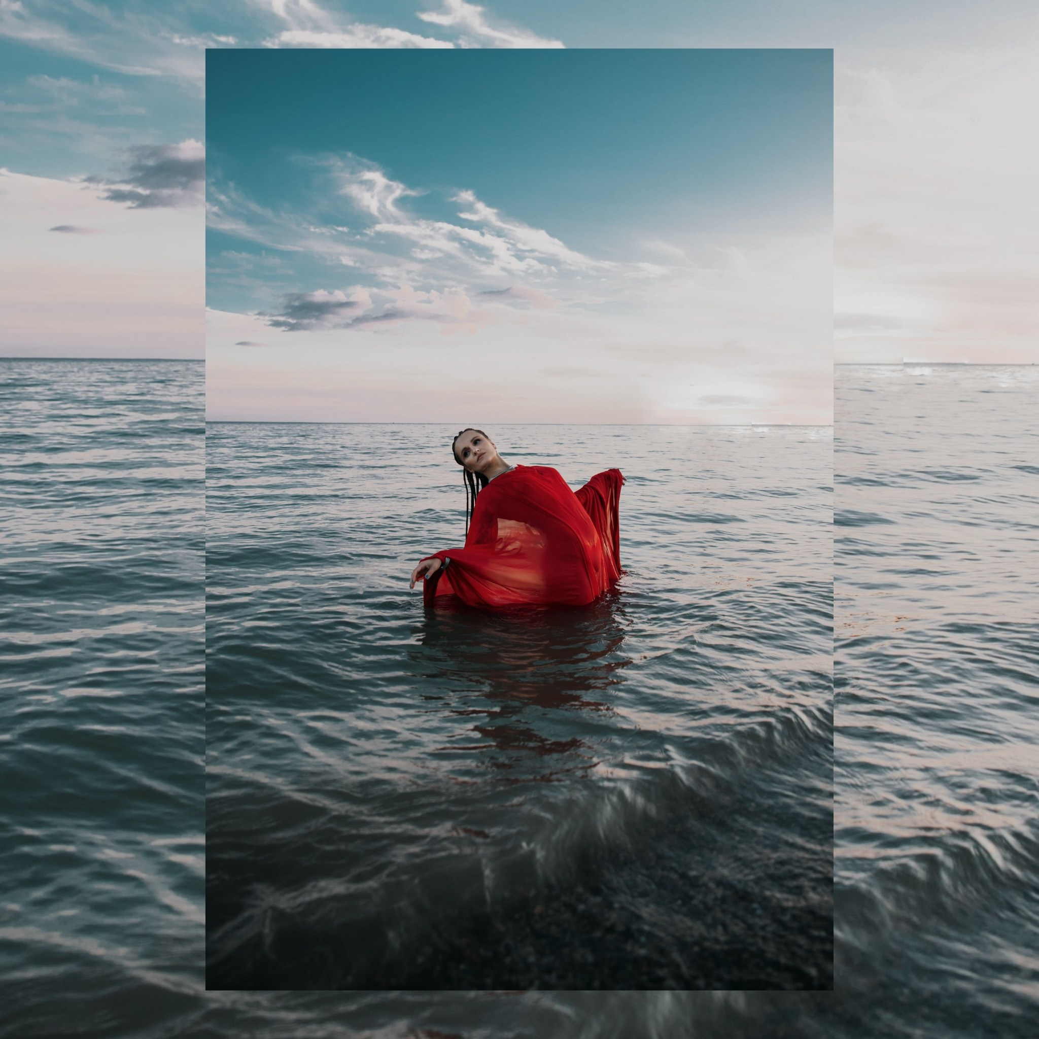 девушка стоит в воде в красном платье