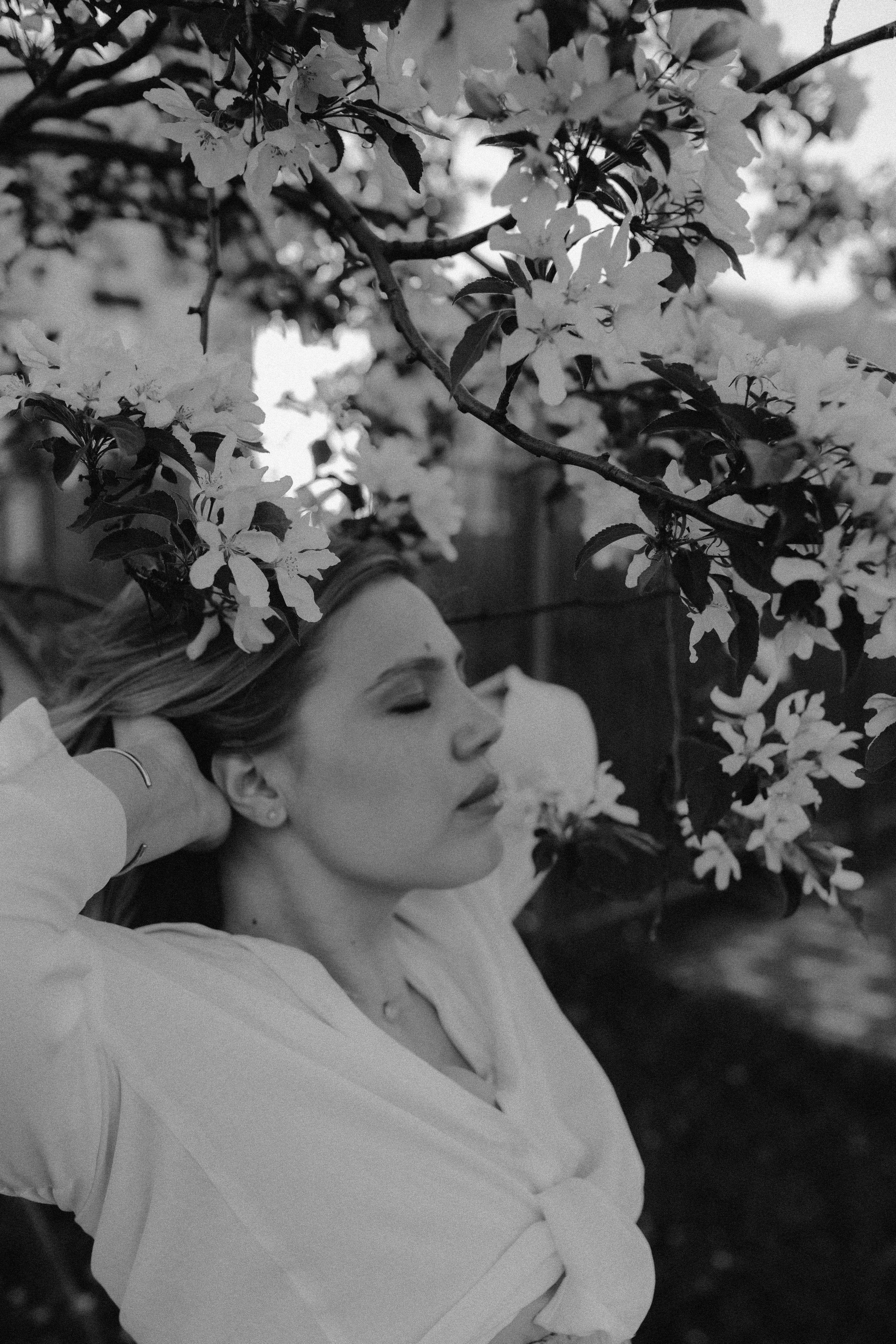 Александра в цветущей яблоне. Семейный и индивидуальный фотограф в Санкт-Петербурге Маргарита Щипкова