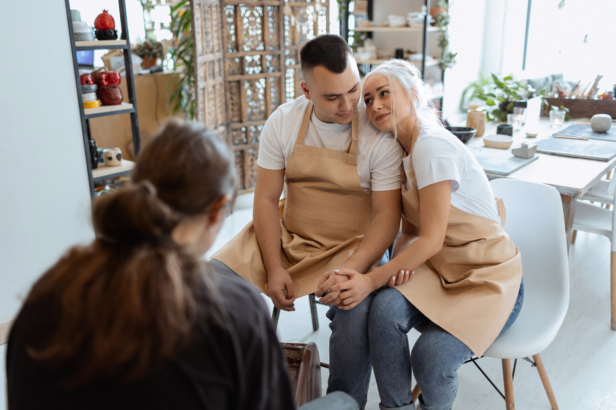  Пара за гончарным кругом работает с глиной в Москве  
