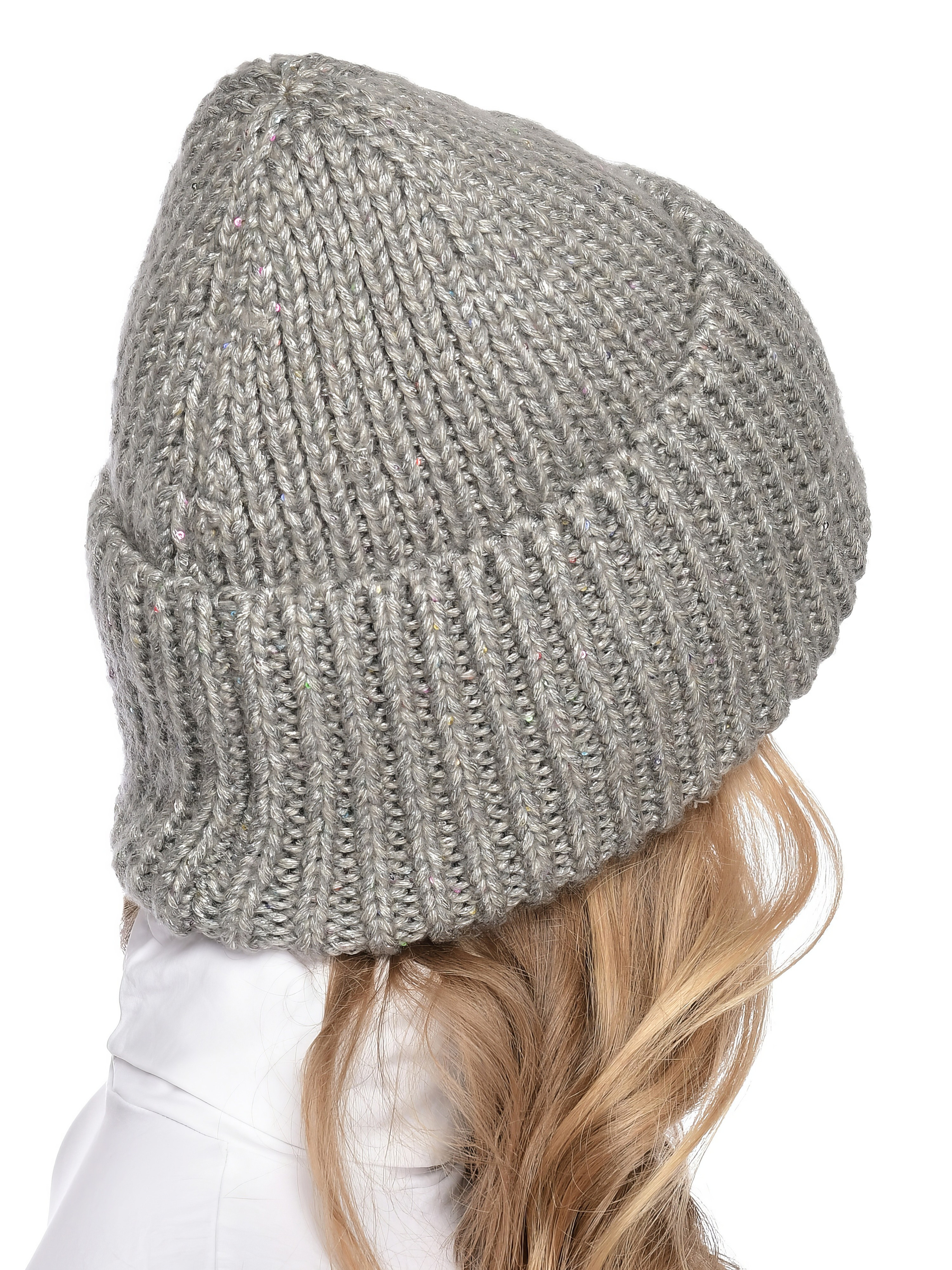 Съёмка шапки на модели