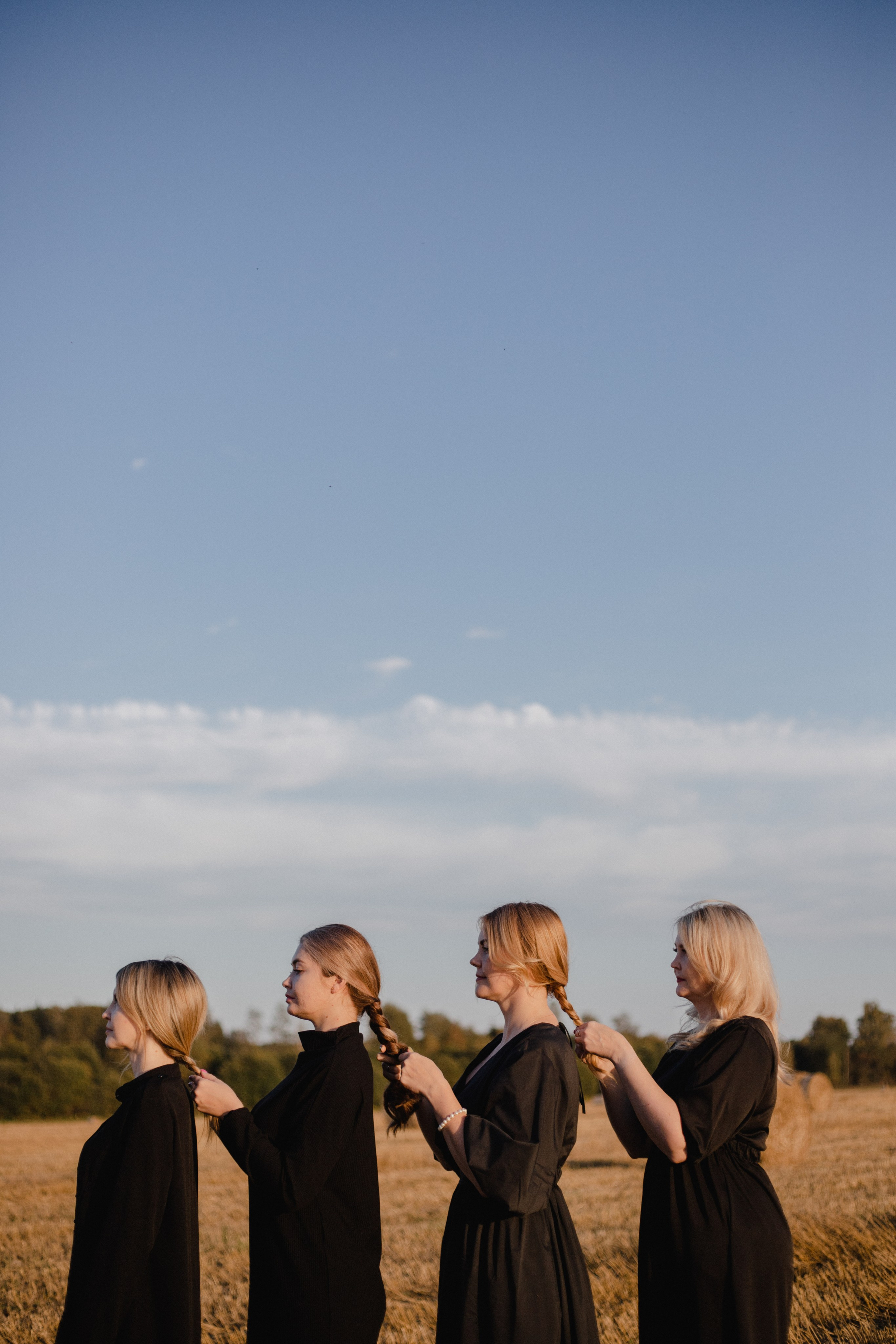 Однажды сестры в поле :)