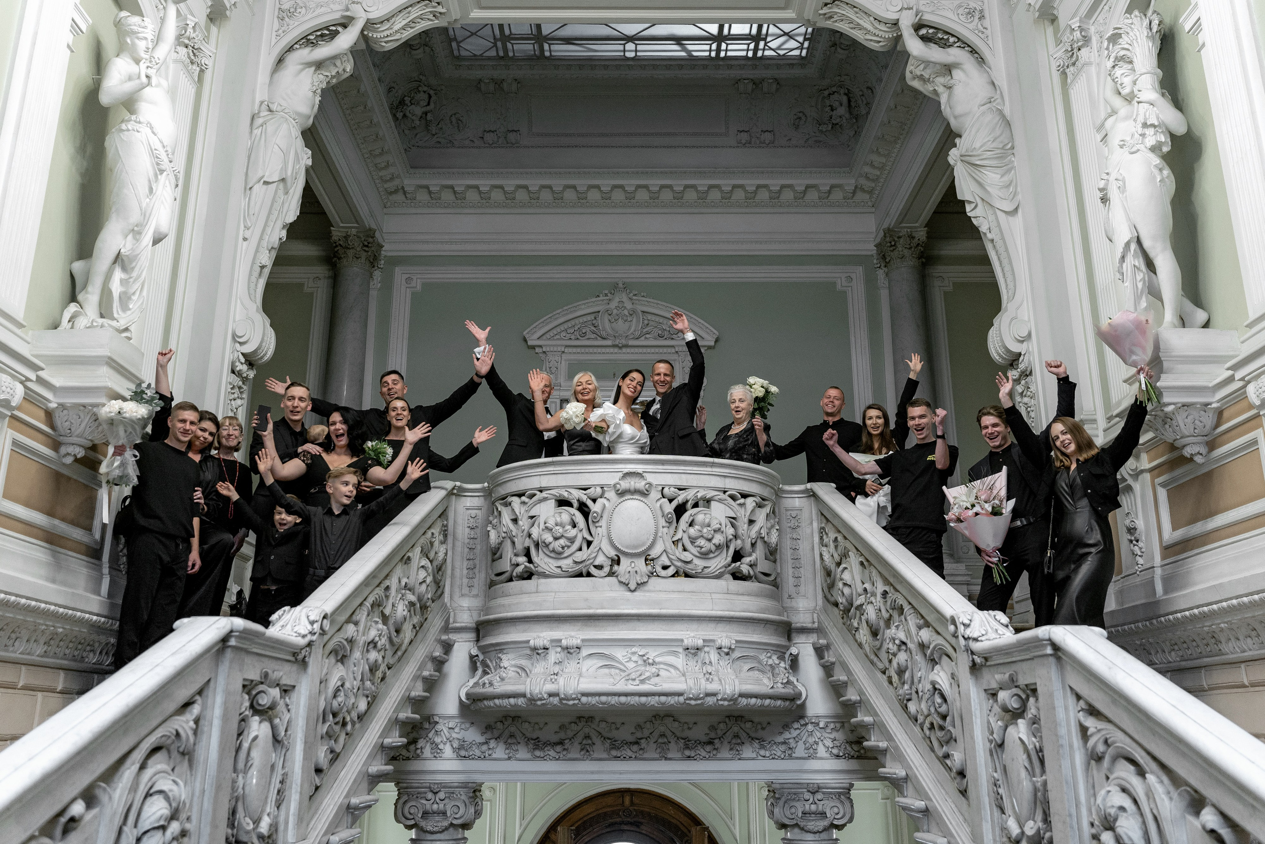 Сборы в квартире, прогулка под дождем и роспись во Дворце № 1. Свадебный фотограф Александр Невский в Санкт-Петербурге