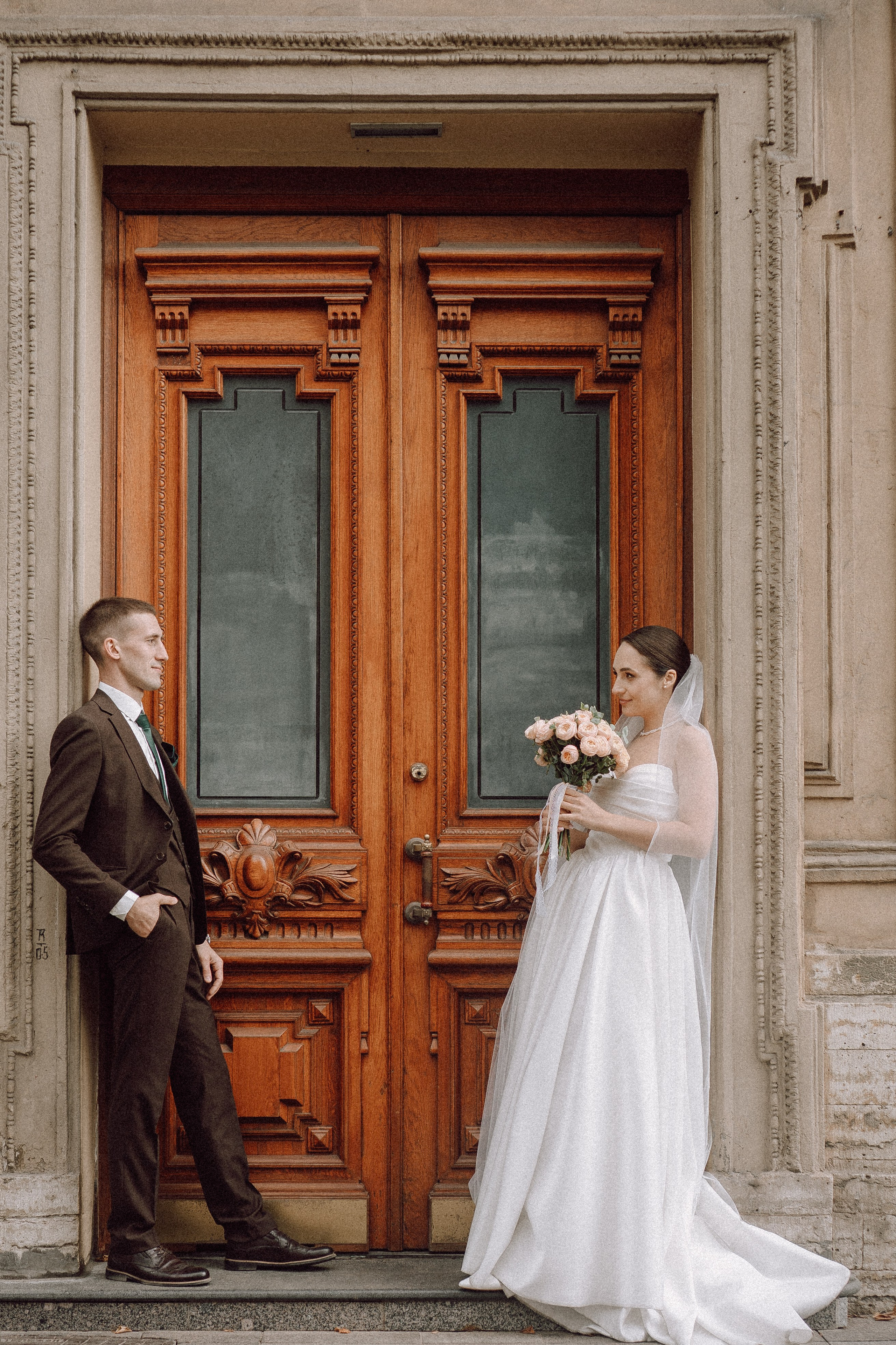 СВАДЕБНАЯ ПРОГУЛКА В САНТК-ПЕТЕРБУРГЕ (ИСАКИЕВСКИЙ СОБОР, ЗИМНЯЯ КАНАВКА, ЭРМИТАЖ И БОЛЬШАЯ МОРСКАЯ УЛИЦА). Профессиональный фотограф, Санкт-Петербург — Виктория Богомолова