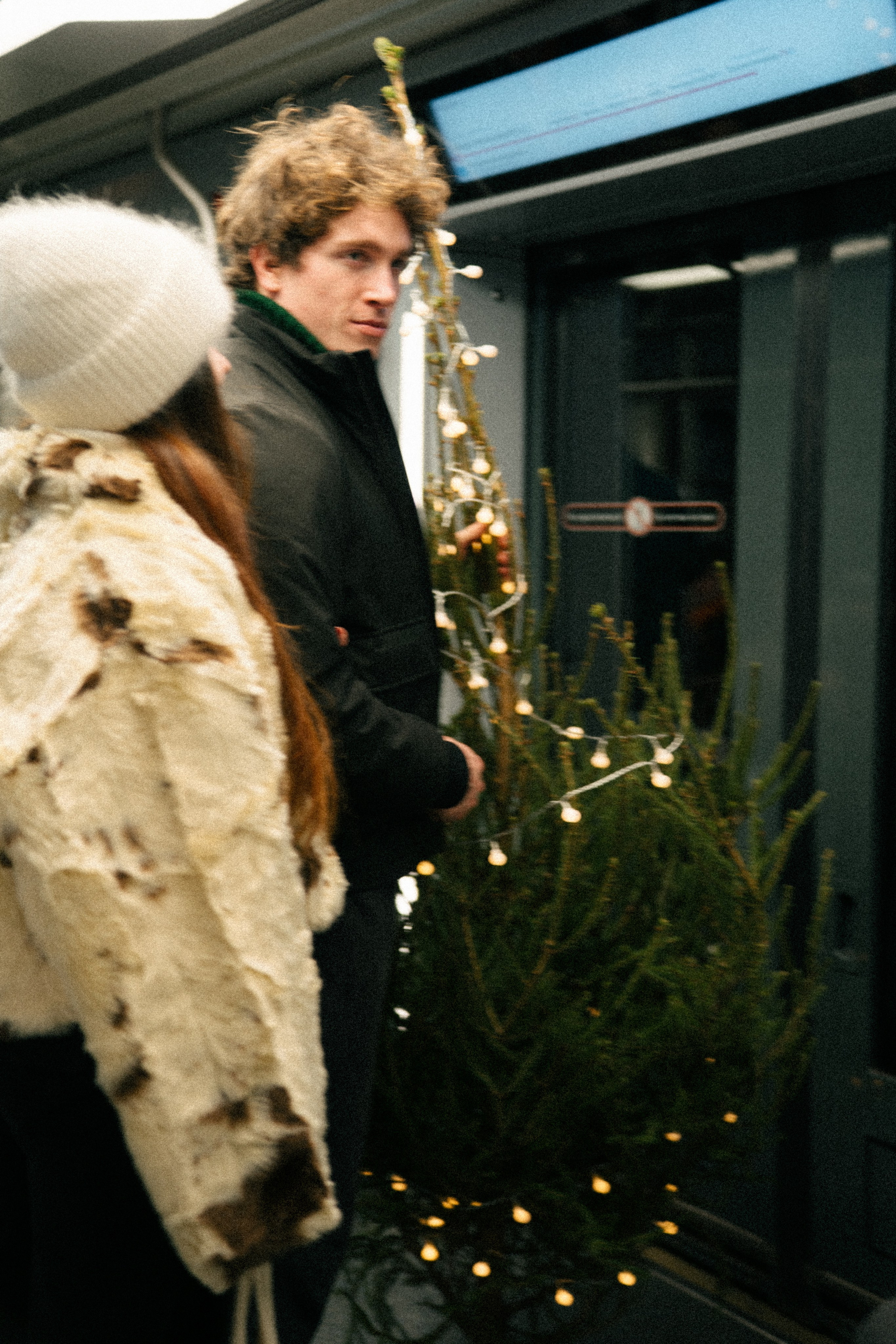 НОВОГОДНЯЯ ПРОГУЛКА ПАРЫ ПО ЧЕРНЫШЕВСКОЙ ПЕРЕД НОВЫМ ГОДОМ. Профессиональный фотограф, Санкт-Петербург — Виктория Богомолова