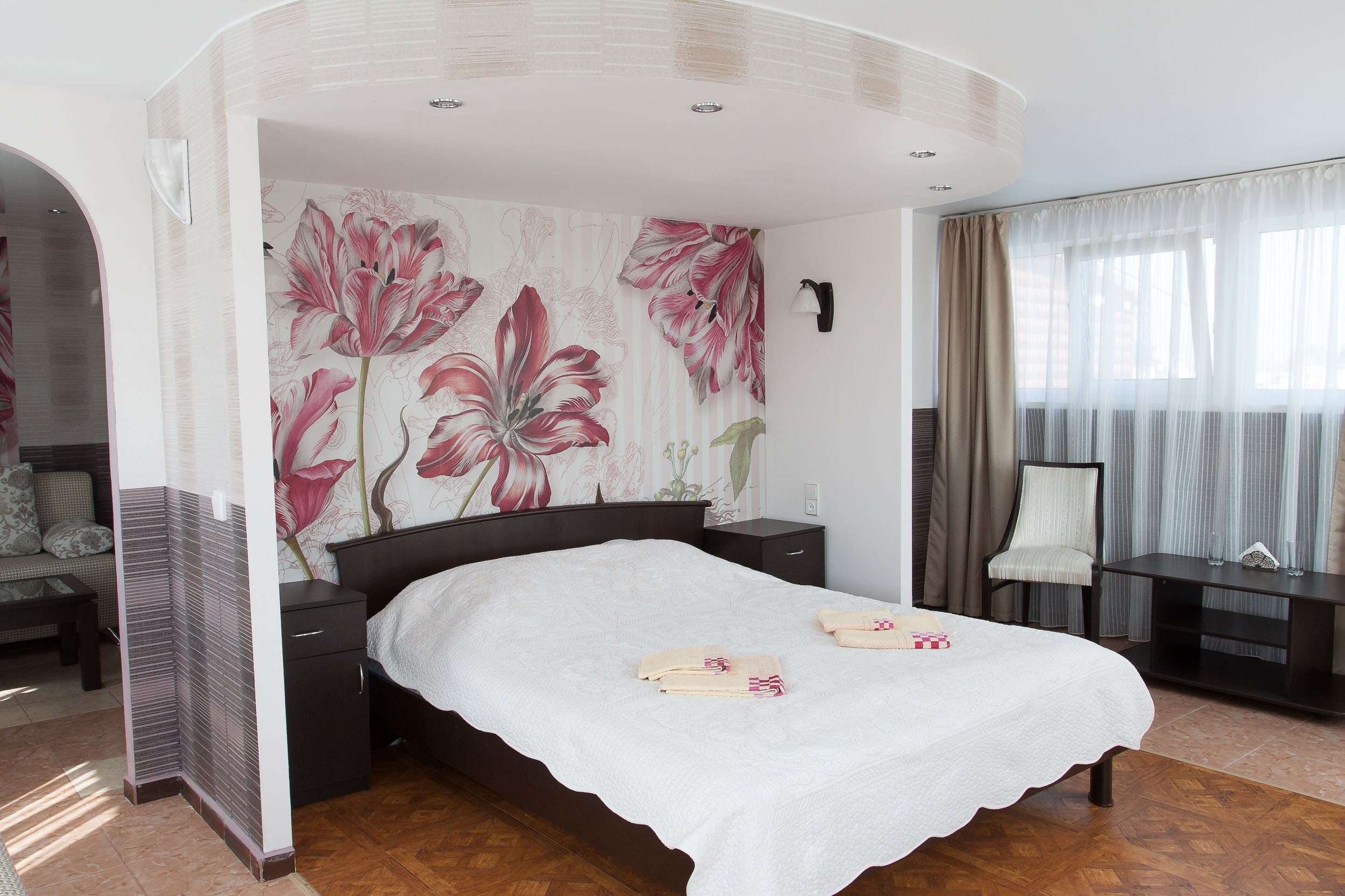 Интерьерная съемка гостевого дома Горница в Вологде, светлая спальня с большой кроватью.