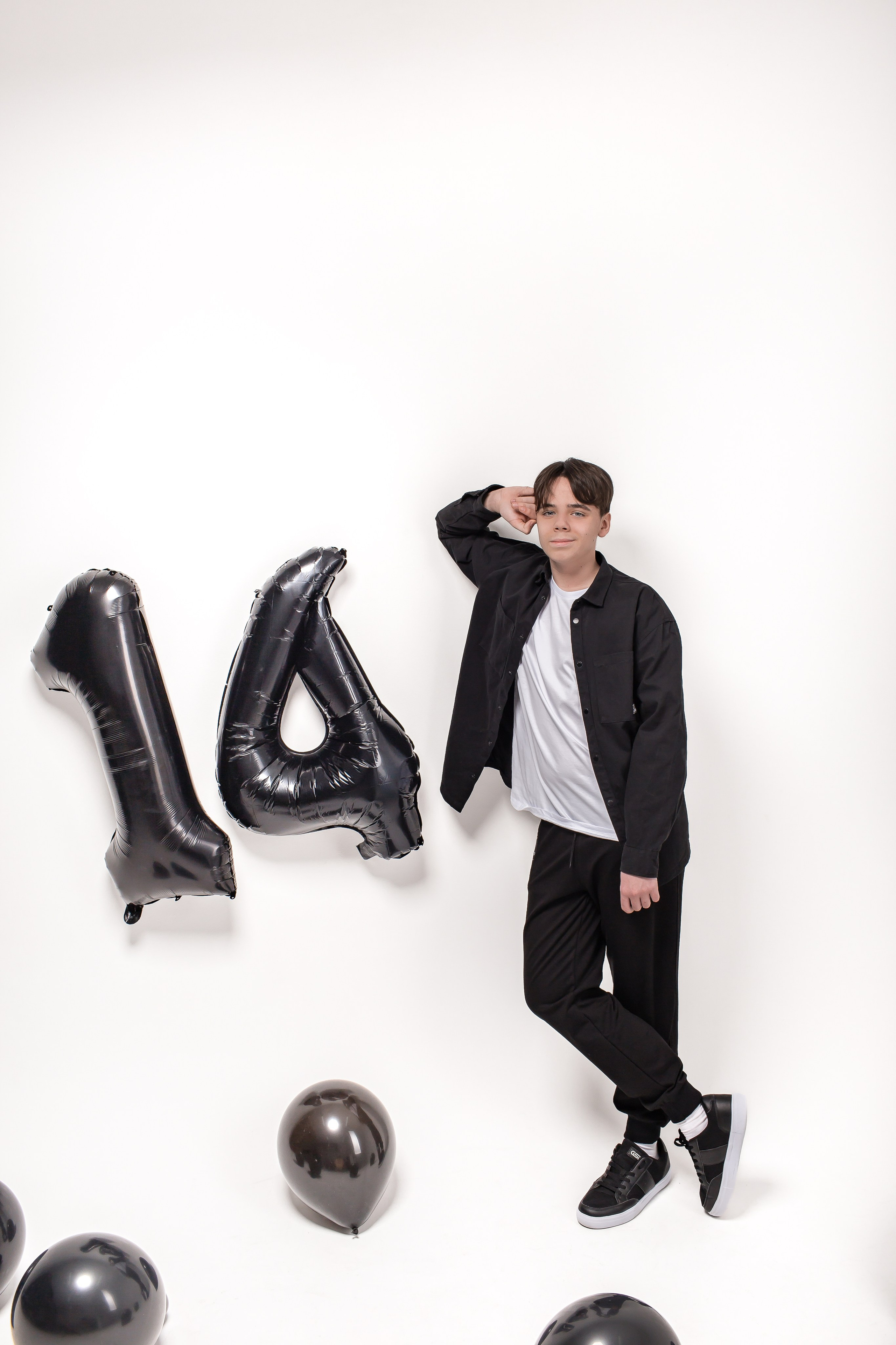 День рождение от 4 до 18 лет (на белом фоне). Детский семейный фотограф на первый годик город Новосибирск Дымова Светлана пакеты всё включено 1-3 года