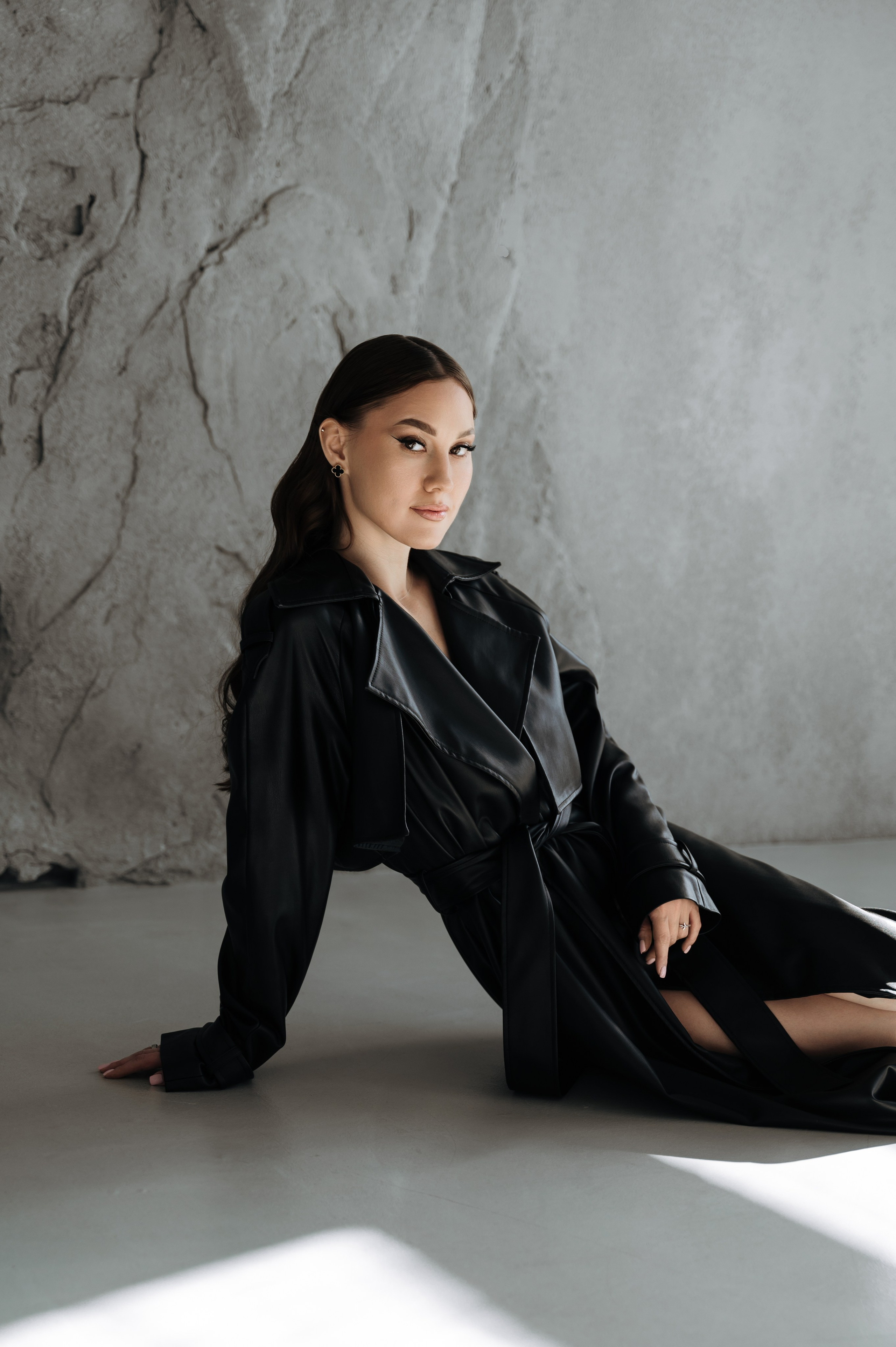 Настя — фотосессия в темной студии с хрустальной люстрой. Портретный и семейный фотограф в Екатеринбурге Мария Чахеева