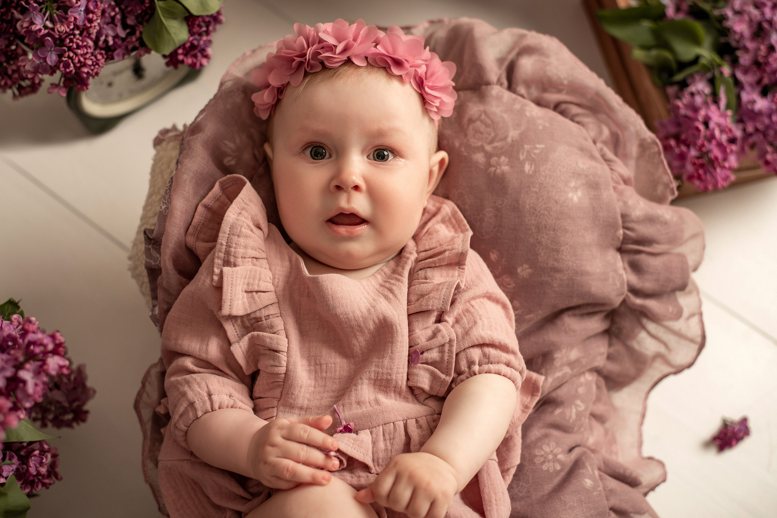 Саша 6 мес — сирень. Семейный и детский фотограф Наталья Горда