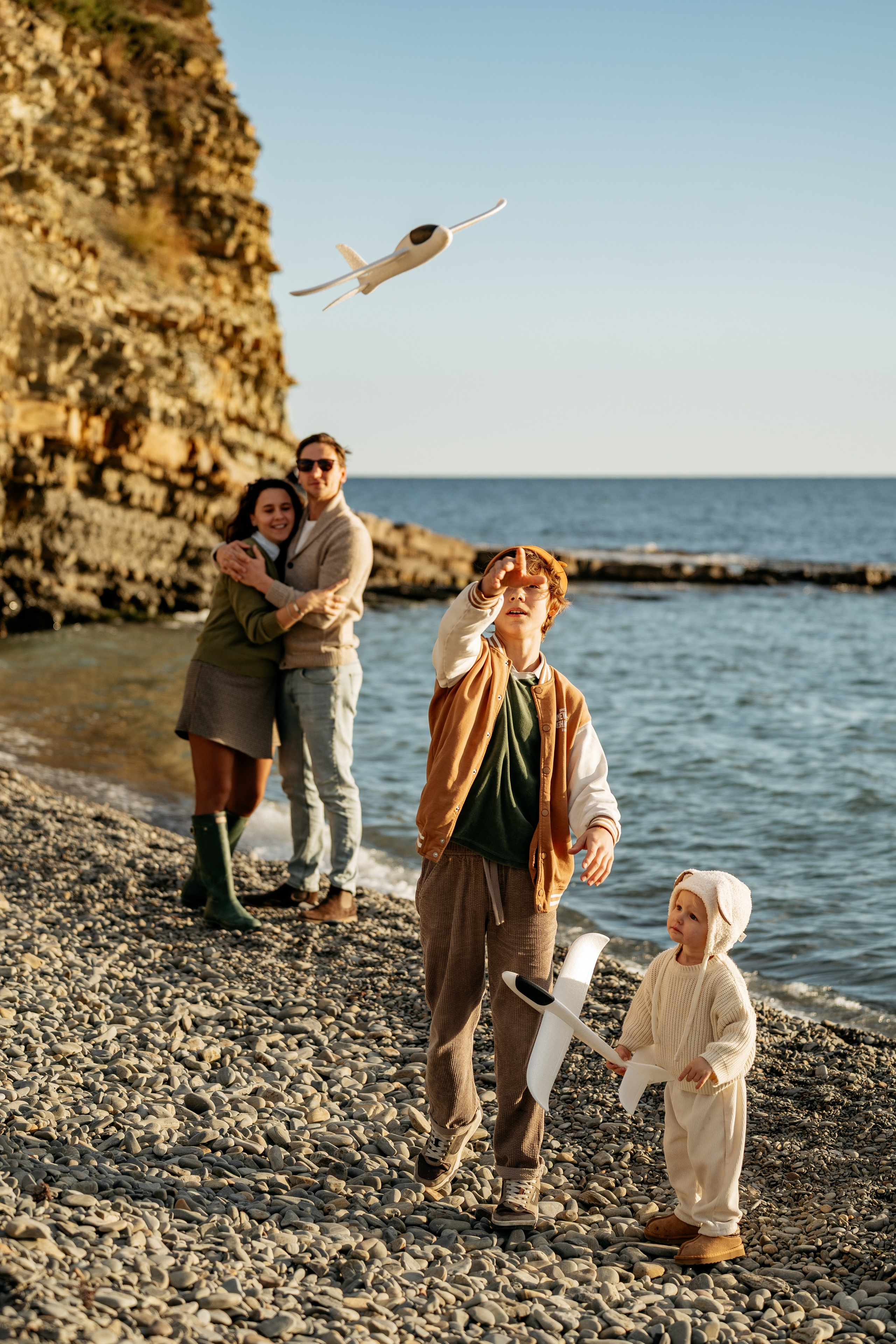 Идеи для семейной фотосессии в Новороссийске. Пример с семьей из 4 человек: использование гамака или пледа на пляже.