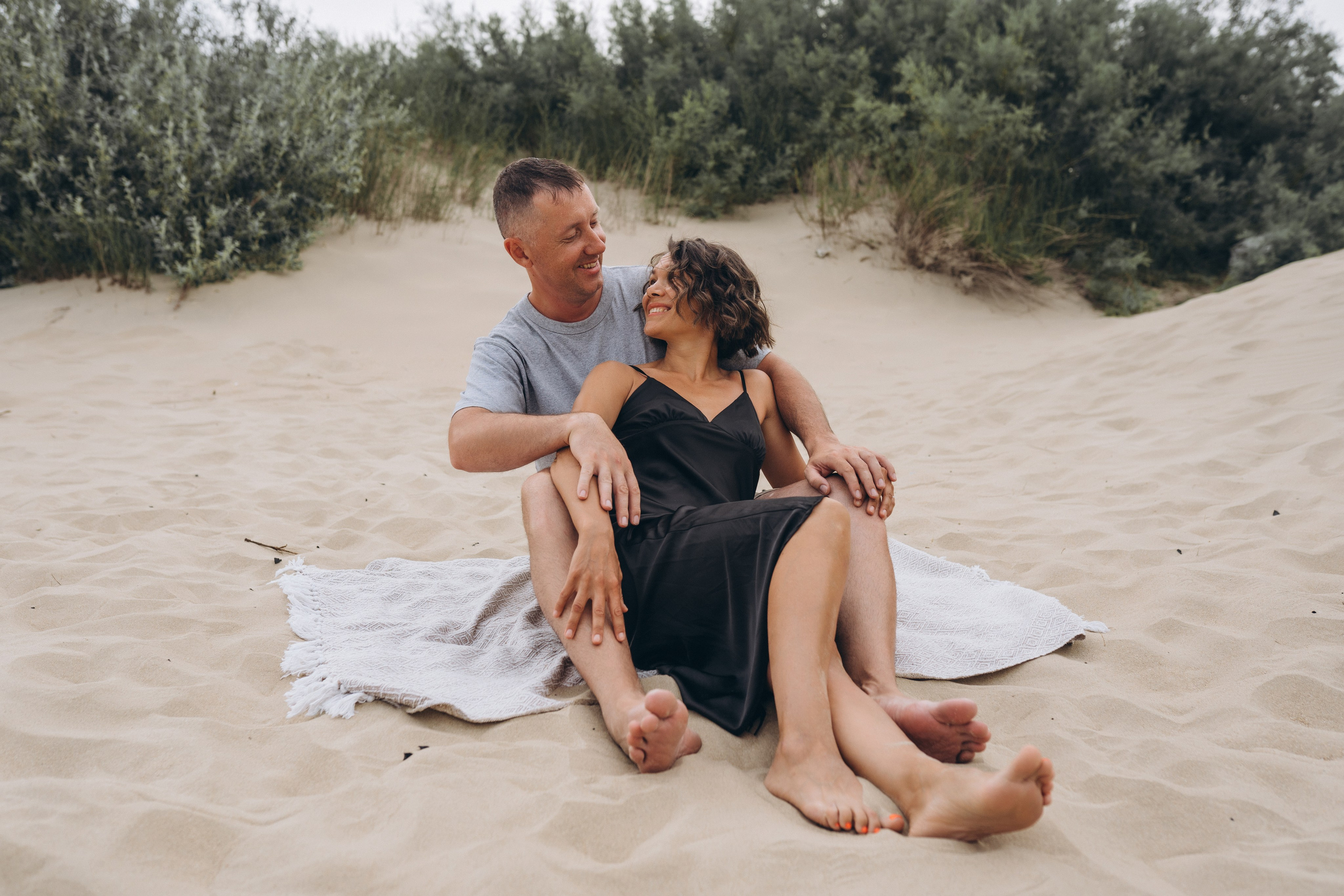 Фотосессия в Кучугурах – семья в белых одеждах на фоне дюн, фотограф Кучугуры  