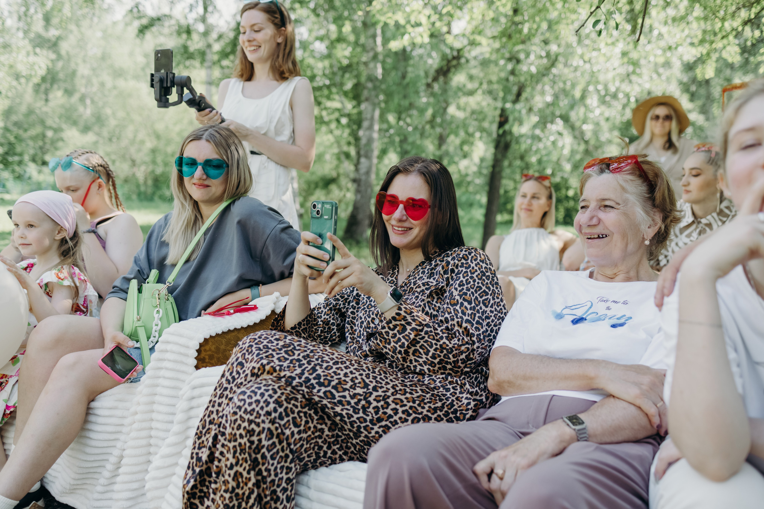 Зрители смеются над мужчинами, изображающими беременность