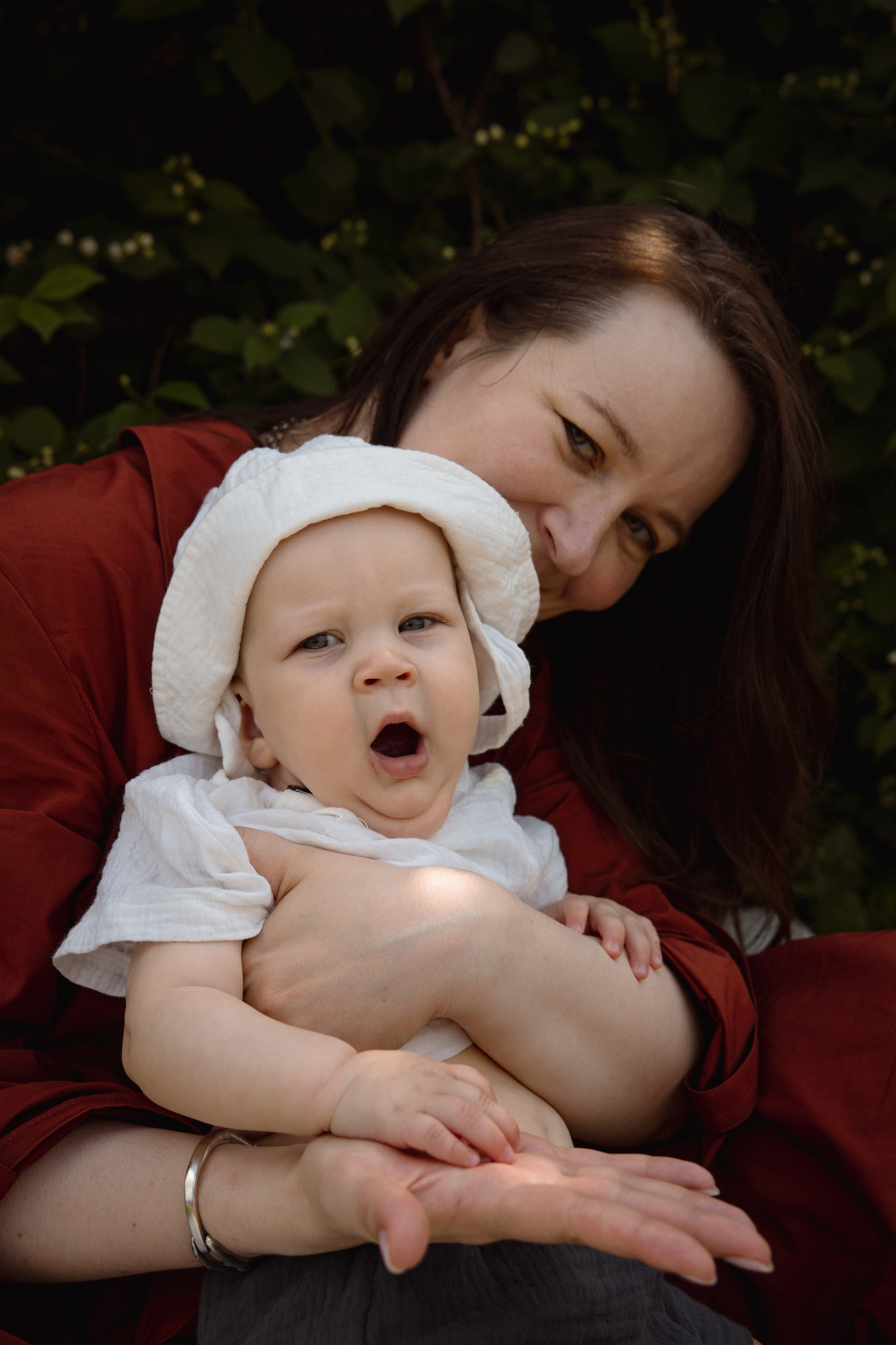 Настя с сыном у Alma-Mater. Ваш семейный newborn и lifestyle фотограф в СПБ Наталья Журавлева