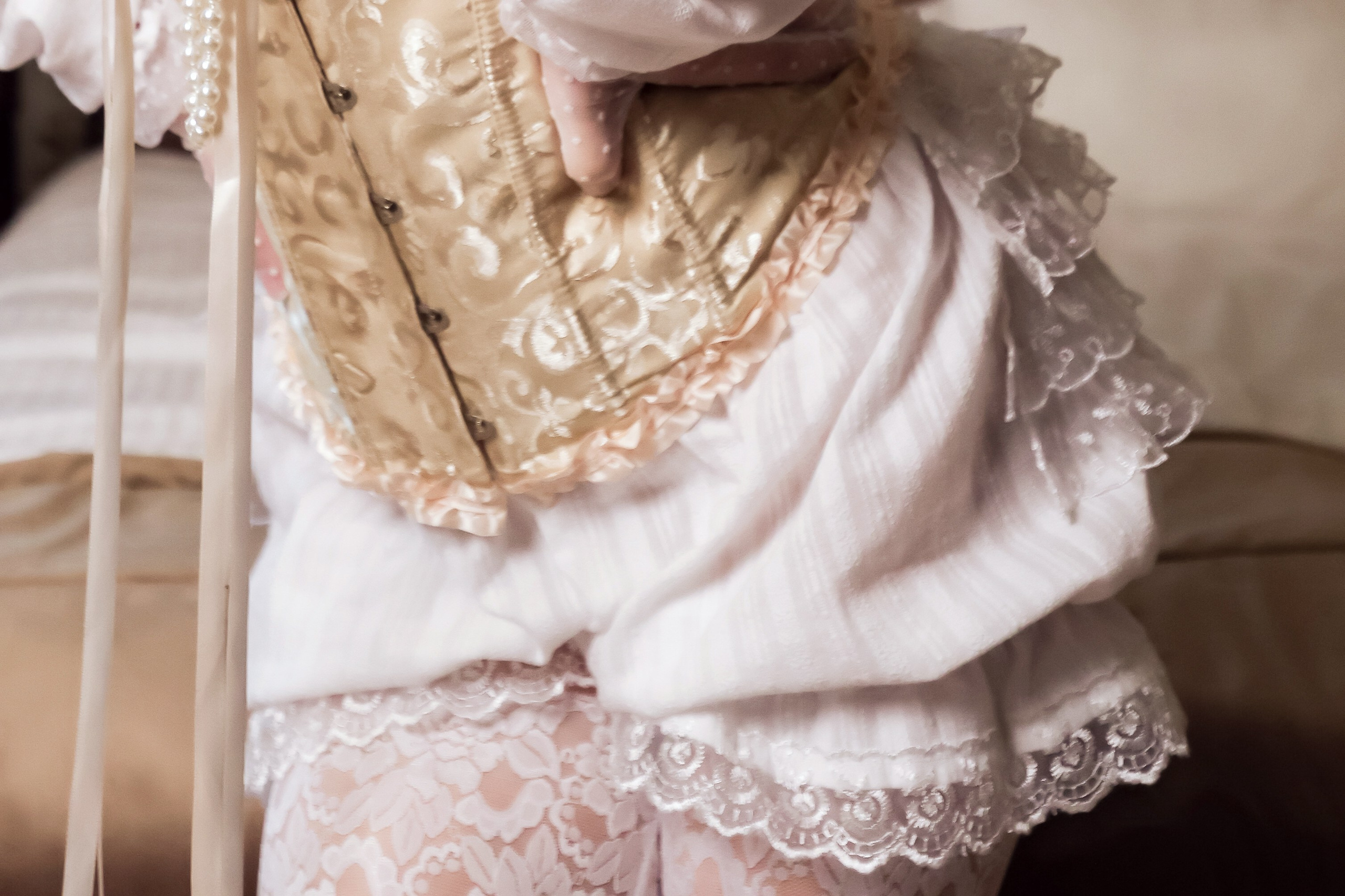 Фотосессия в номере отеля с винтажной мебелью