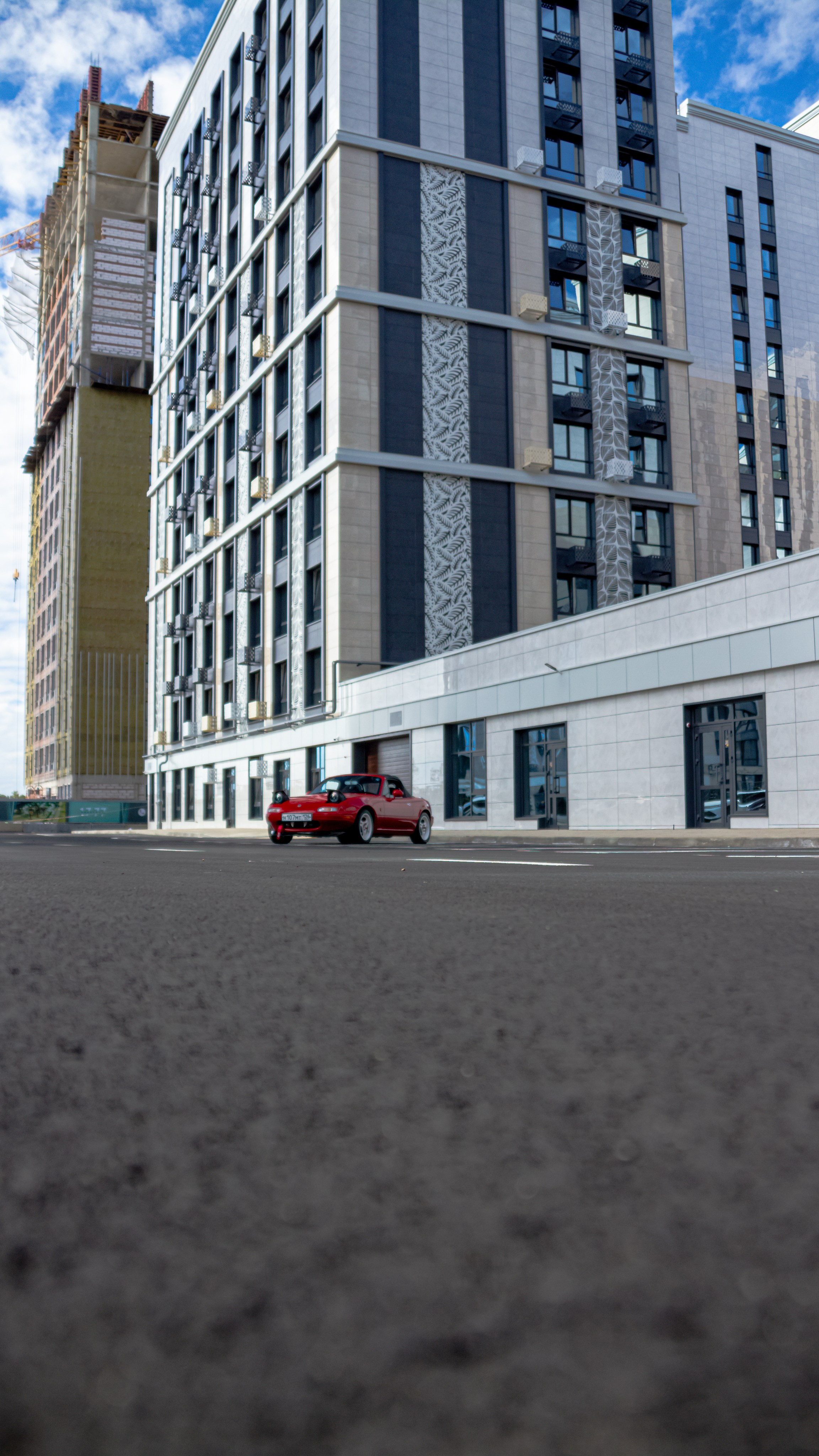 Фото Mazda MX-5 Miata (Eunos Roadster) NA: красный родстер
