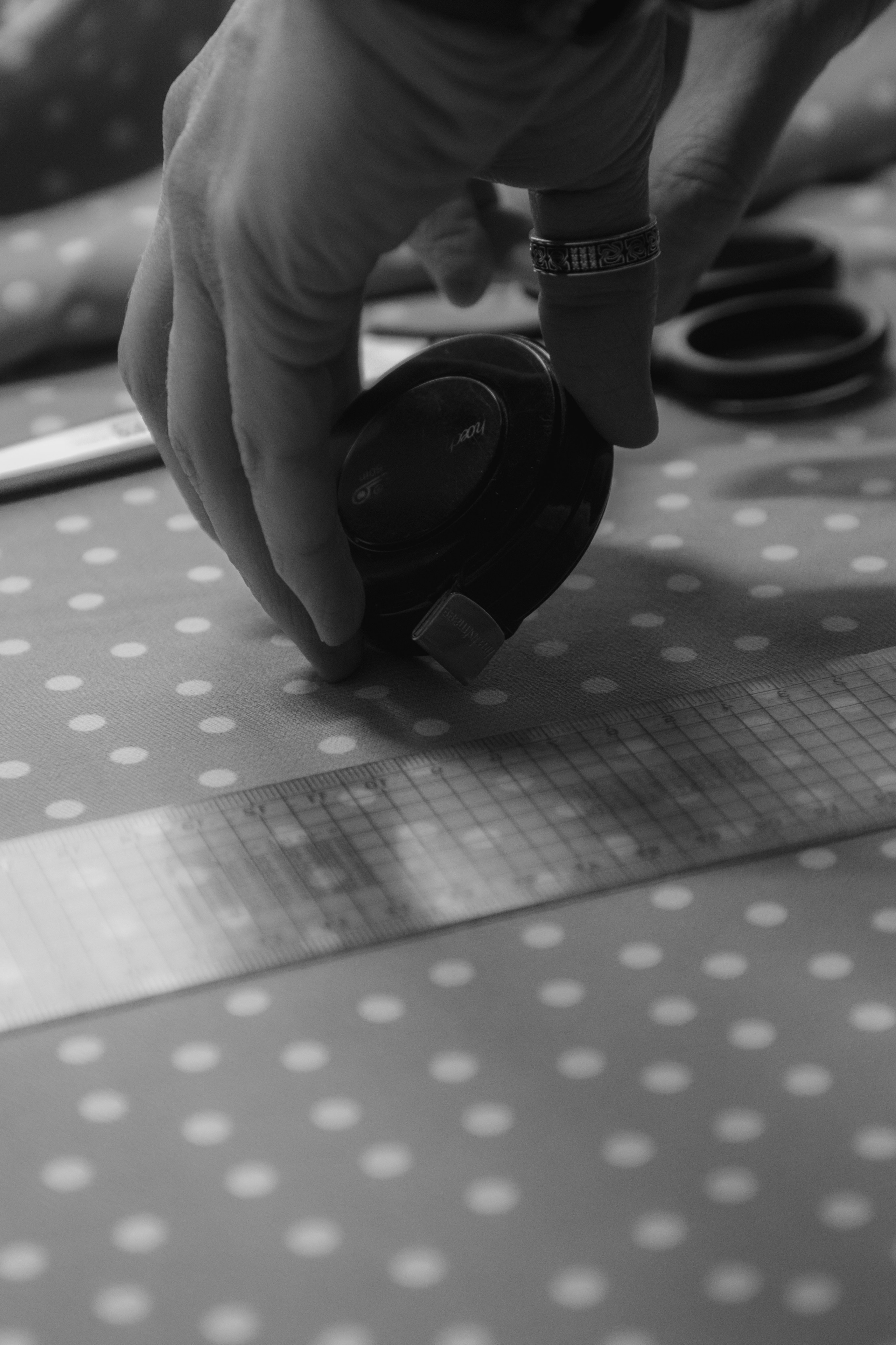 Предметная съемка с Олесей, швейный рабочий процесс. Ирина Чернова — портретный фотограф и маркетолог из Владивостока