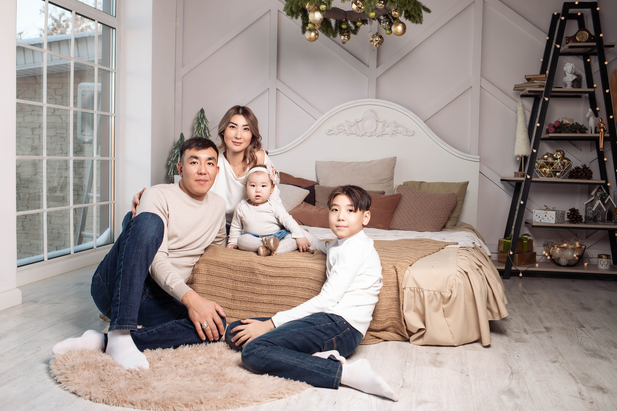 Семейная фотосессия в студии. Фотограф новорожденных в Новосибирске