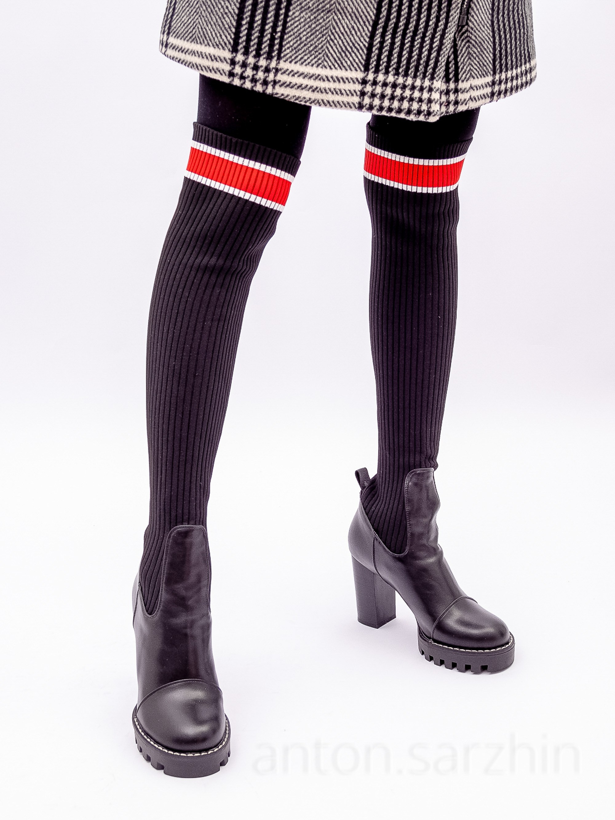 Фотосъемка женских ботфорт на модели в студии