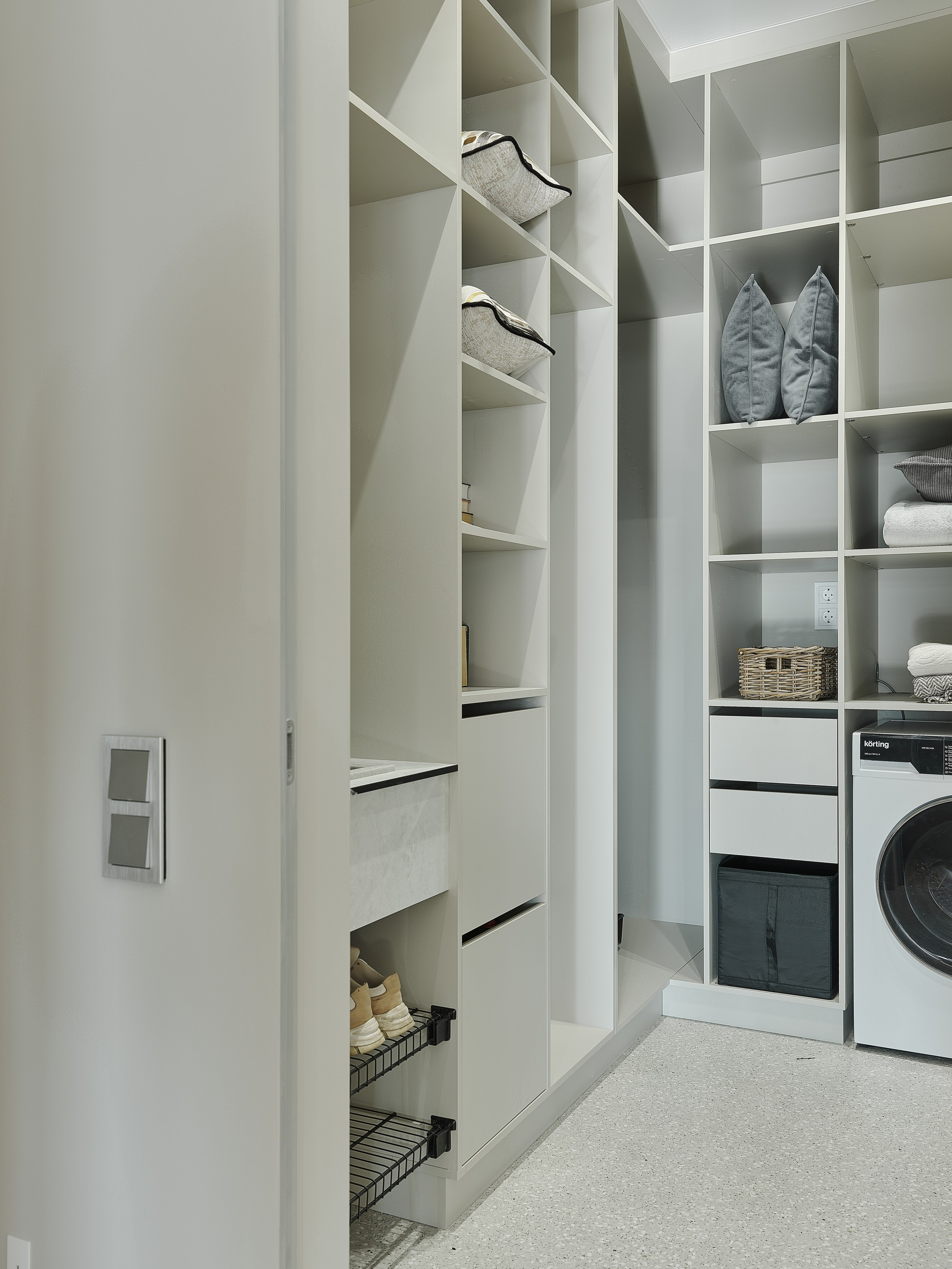 RIVER VIEW APRTM. KWITE INTERIOR. Студия дизайна