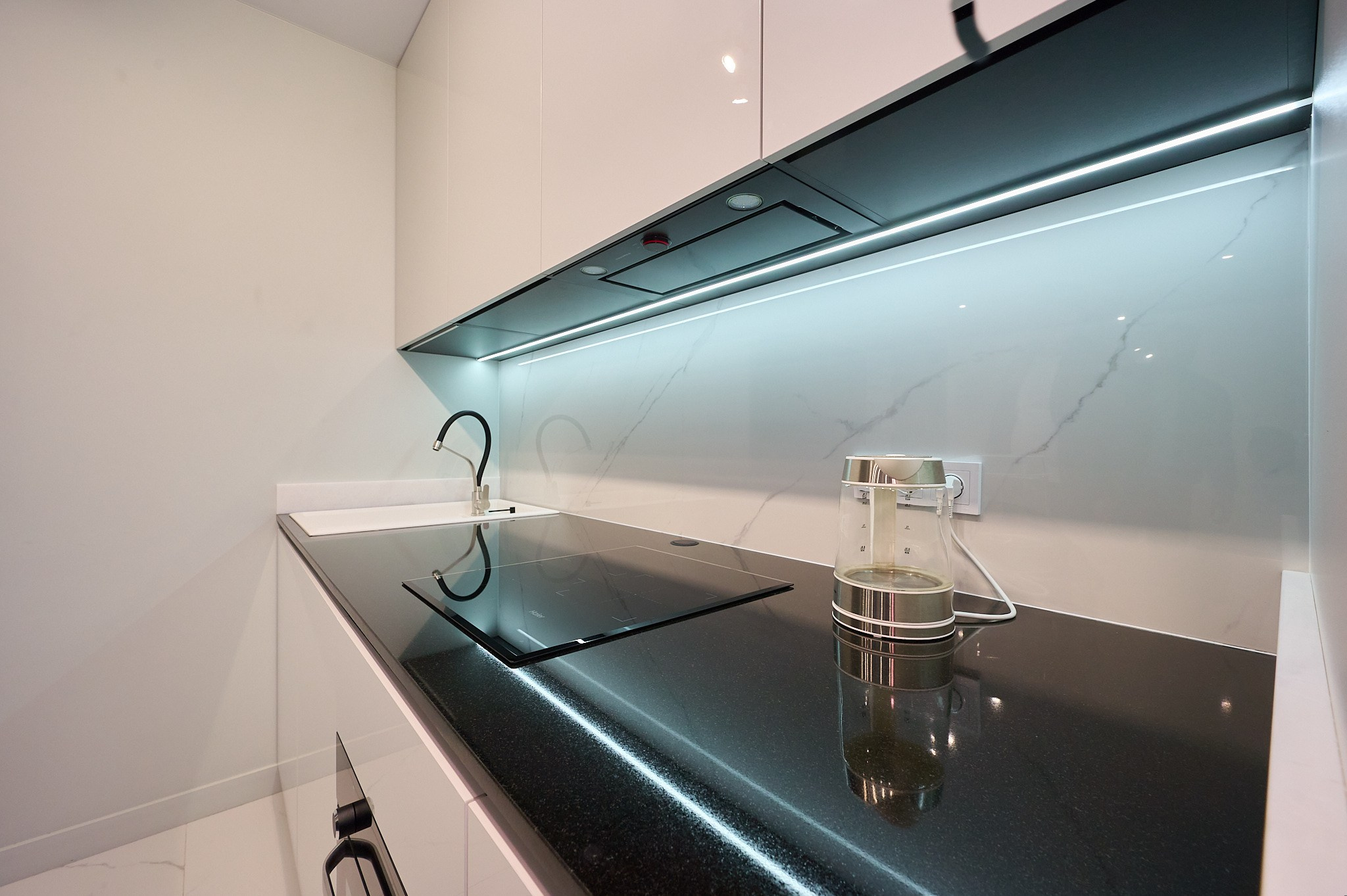 кухня светлые плиты белые ящики и полки раковина плита