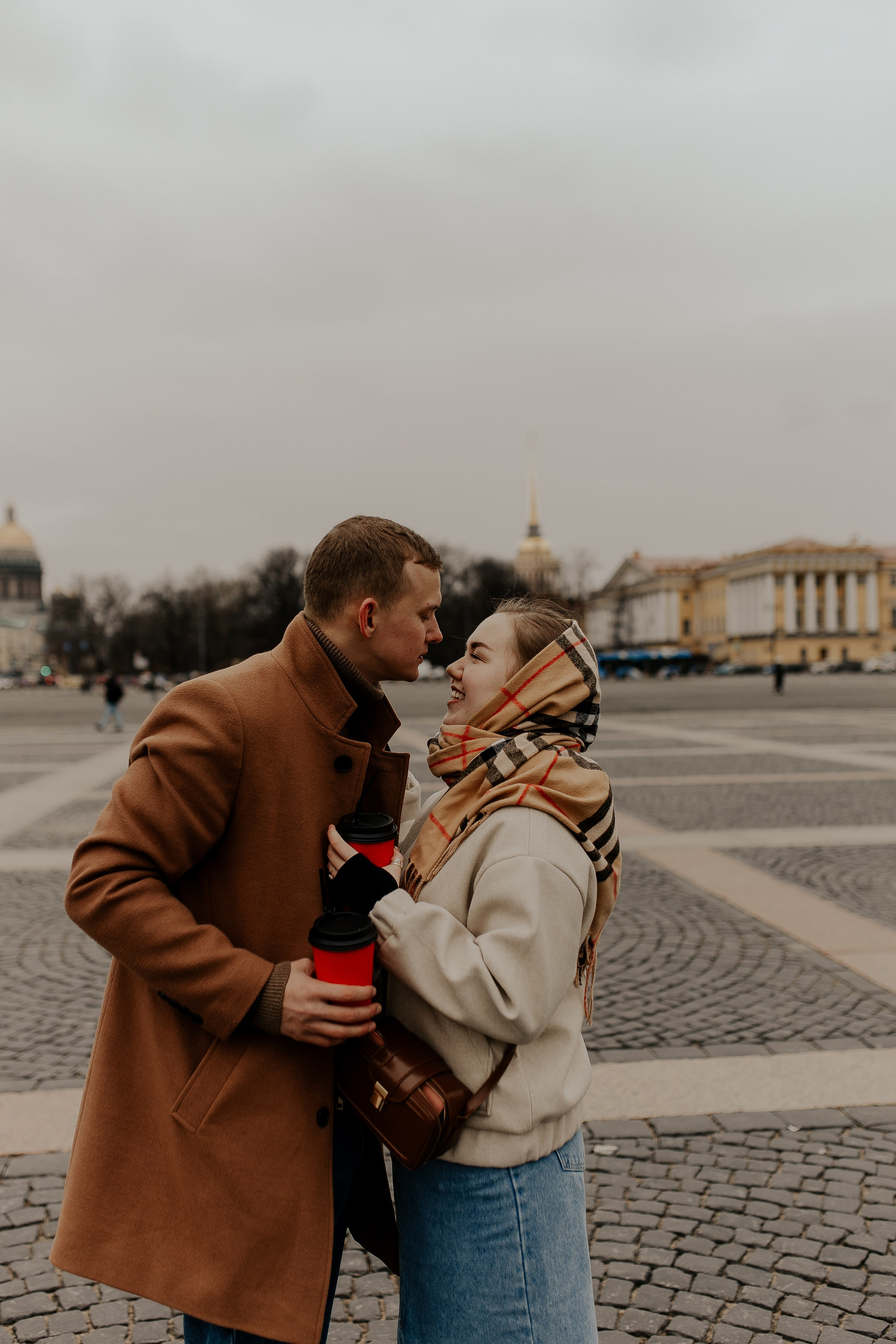 Пара гуляет по Петербургу. Фотограф в Санкт-Петербурге Лиза Семченкова