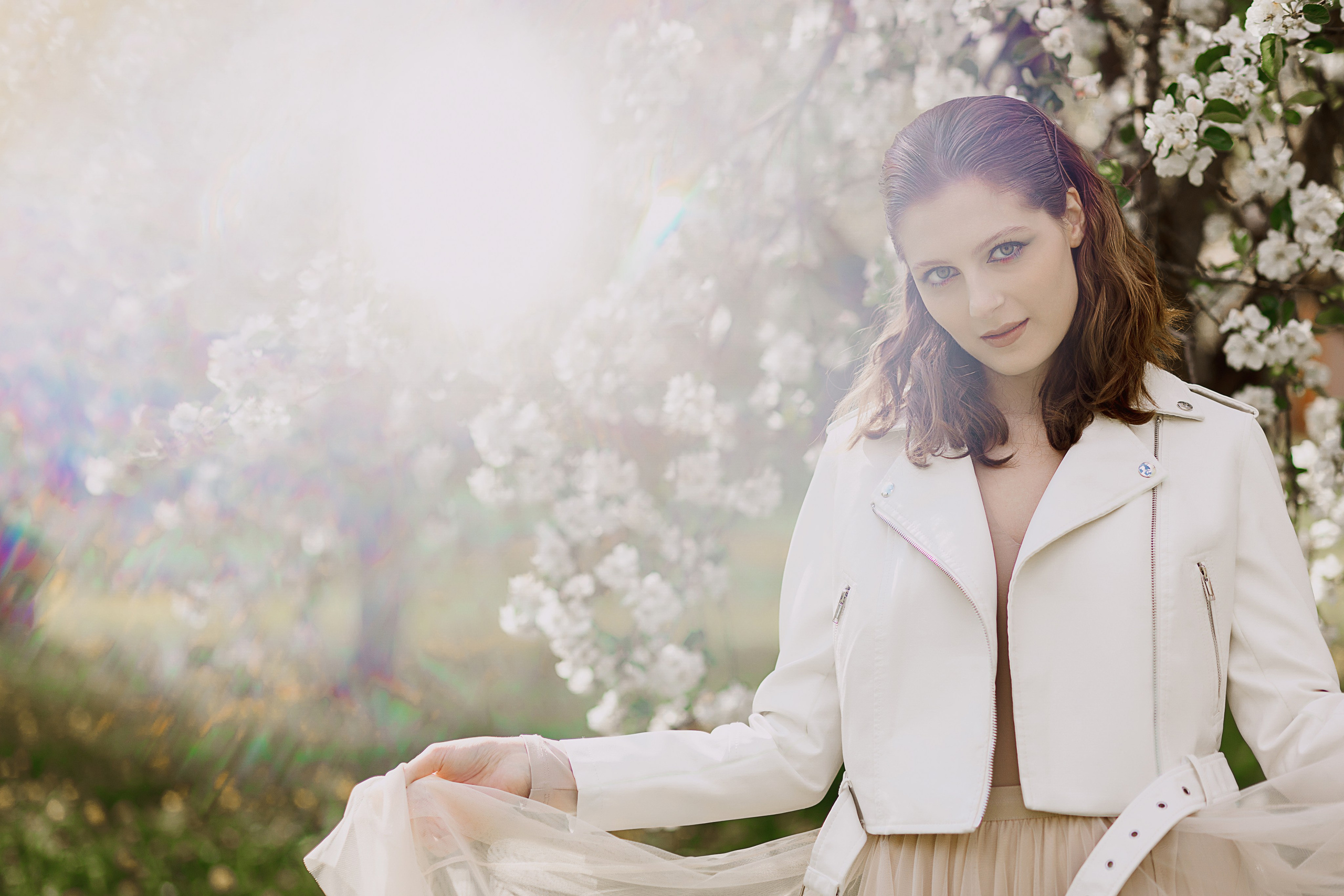 Женская фотосессия в цветущем саду. Семейный и женский фотограф в Москве Надежда Воробьева