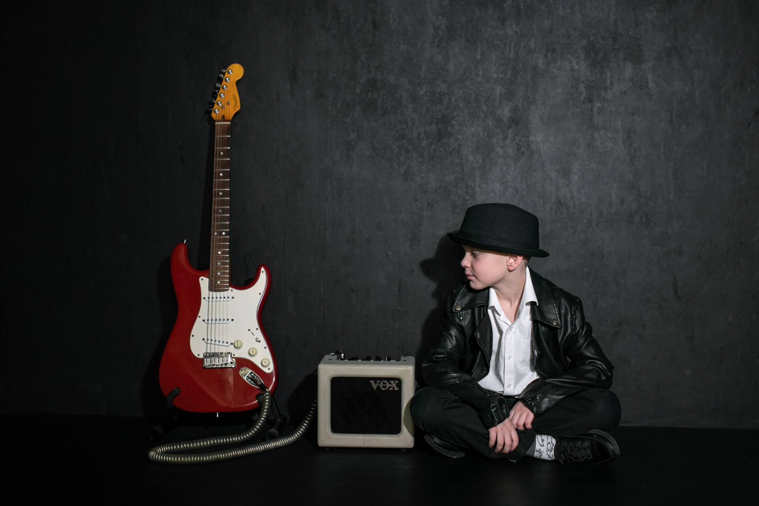 Фото с гитарой. Надежда Рыжова, портретная и контент-съемка в Челябинске