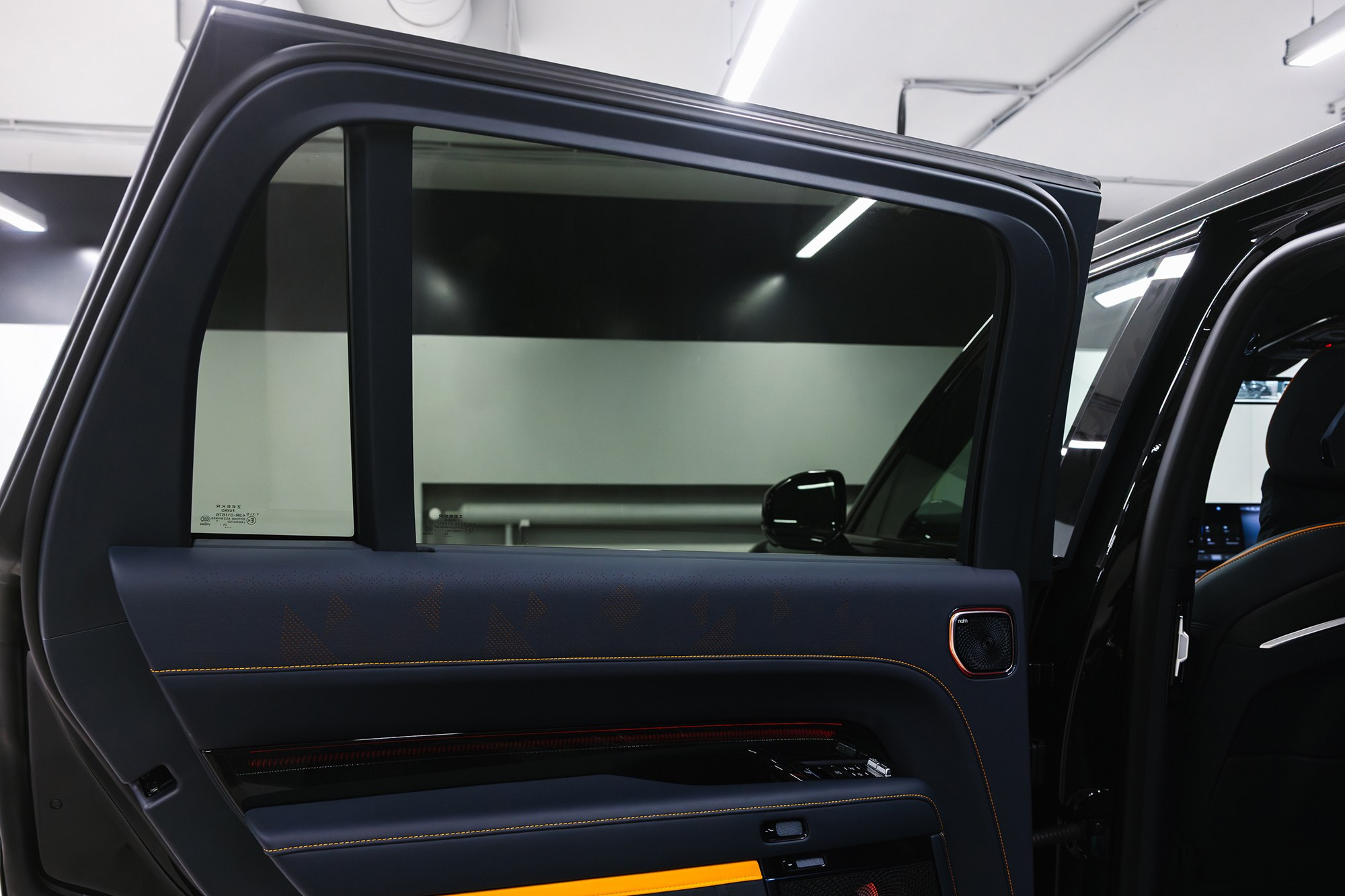 Zeekr 9X 2.0hyb 4WD AT (1401 л. с.) 2025, последовательно-параллельный гибрид, АКПП, 4WD. Автосалон «Х-Авто»