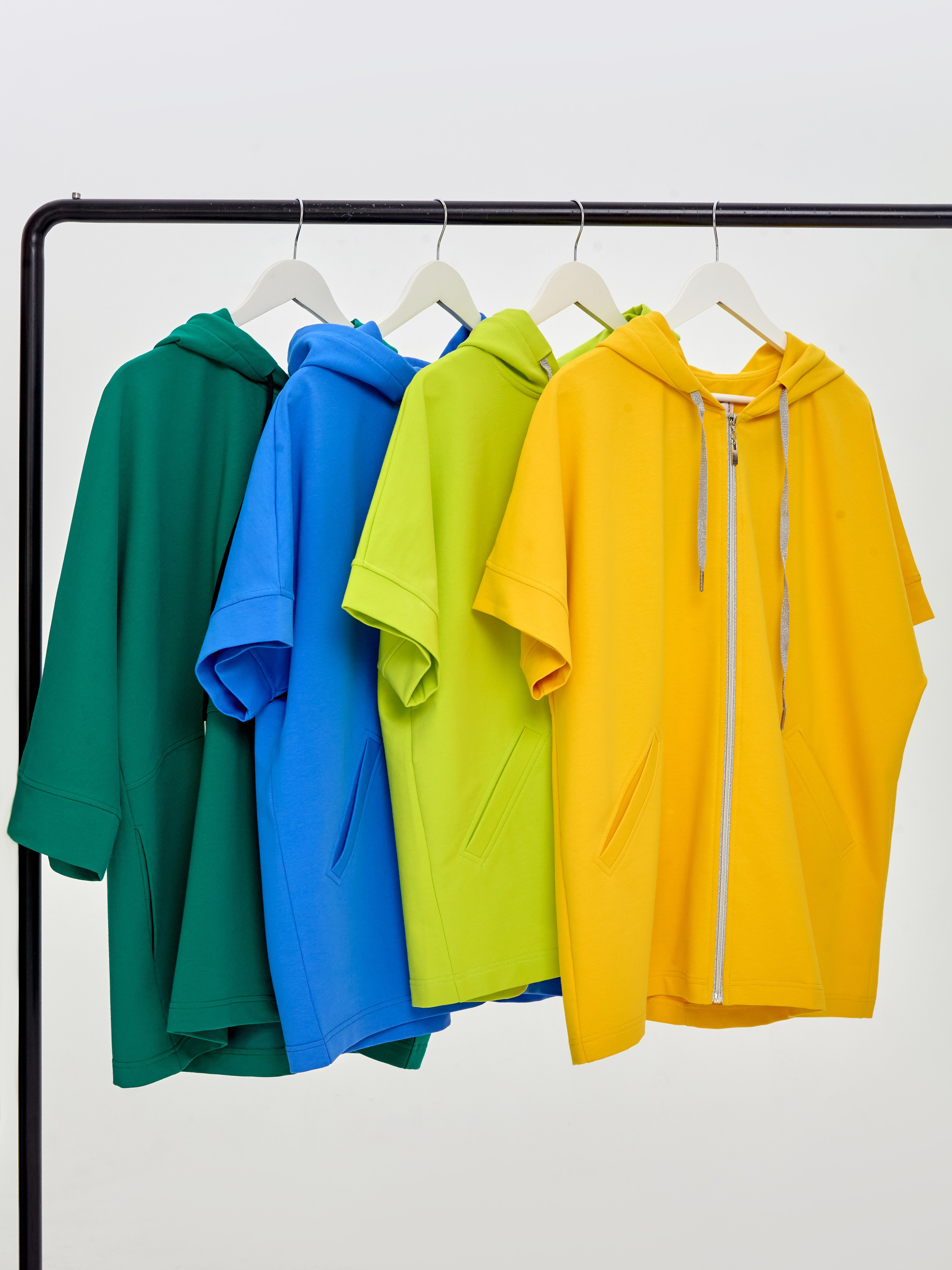 Развеска цветных худи Varra на белом фоне