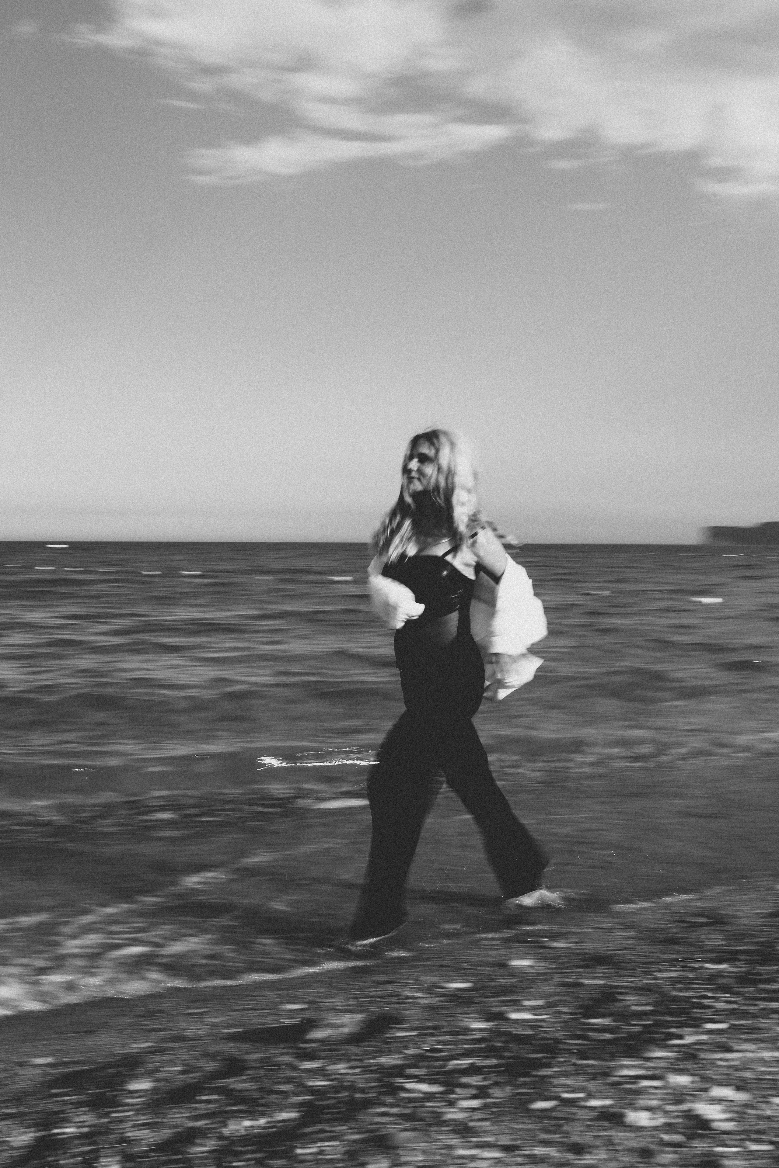 Девушка, бегущая по морю