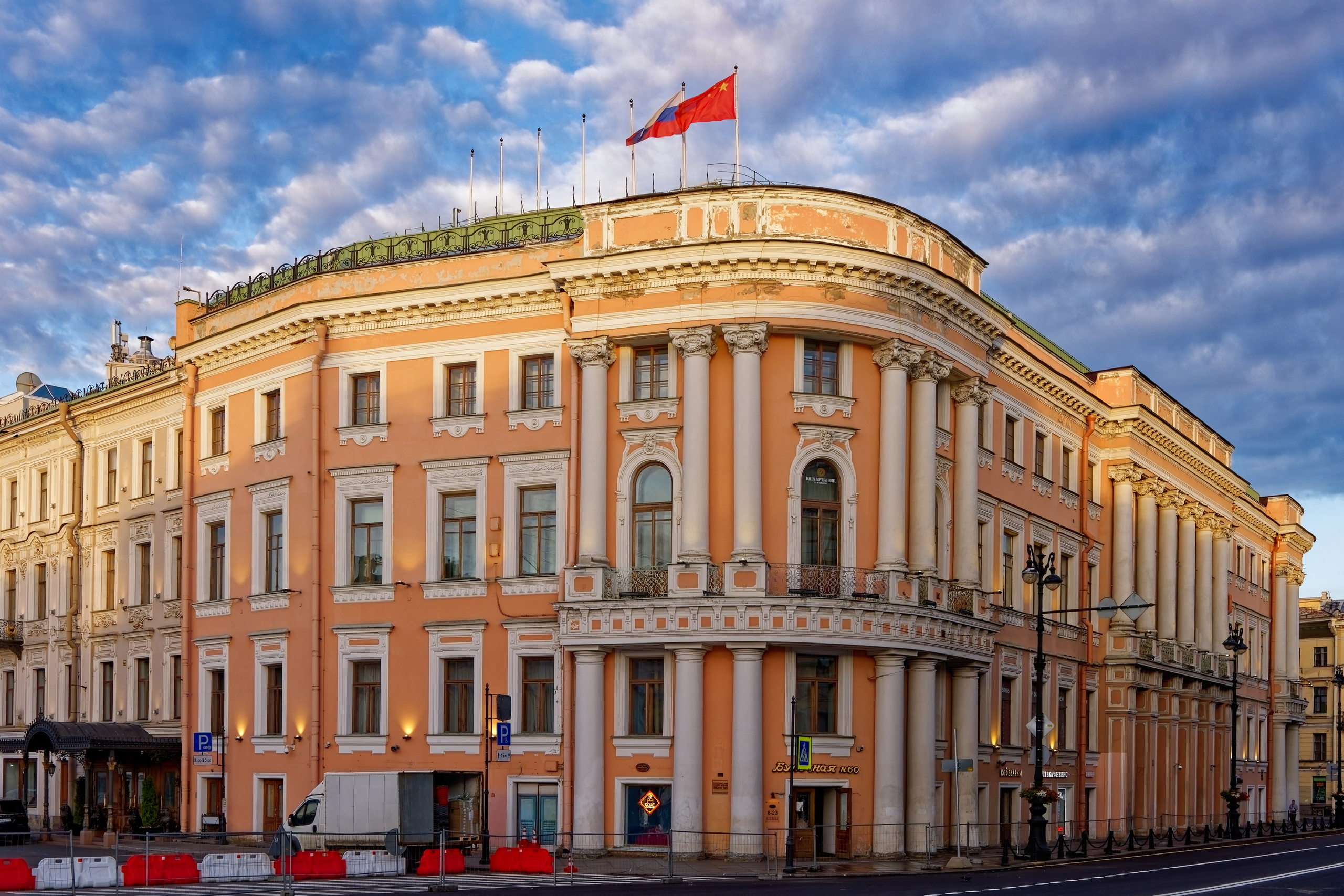 Санкт-Петербург, Невский проспект, дом 15 (Большая Морская улица, дом 14). Дом Чичерина (купцов Елисеевых) с домом Косиковского, 1814 год. Архитектор Василий Петрович Стасов, 1860 Николай Павлович Гребёнка (перестройка). ОКНРЗ 781620564900005