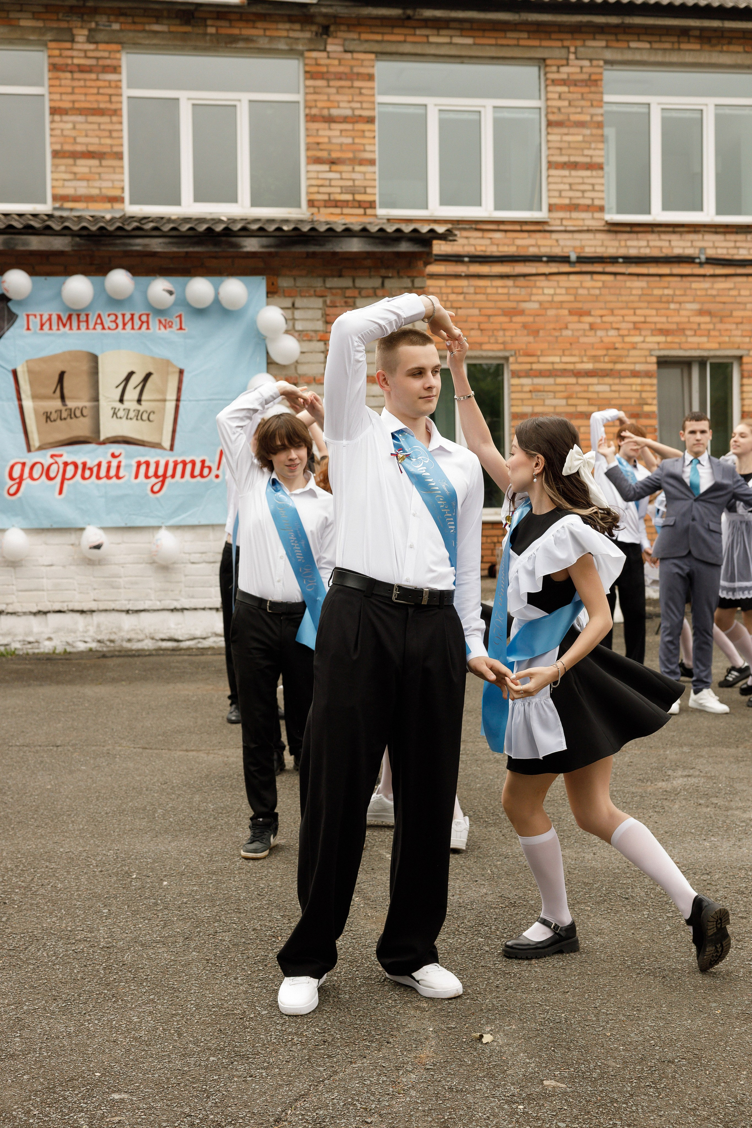 Последний звонок Гимназия Артем. Photoalbum-vl.ru