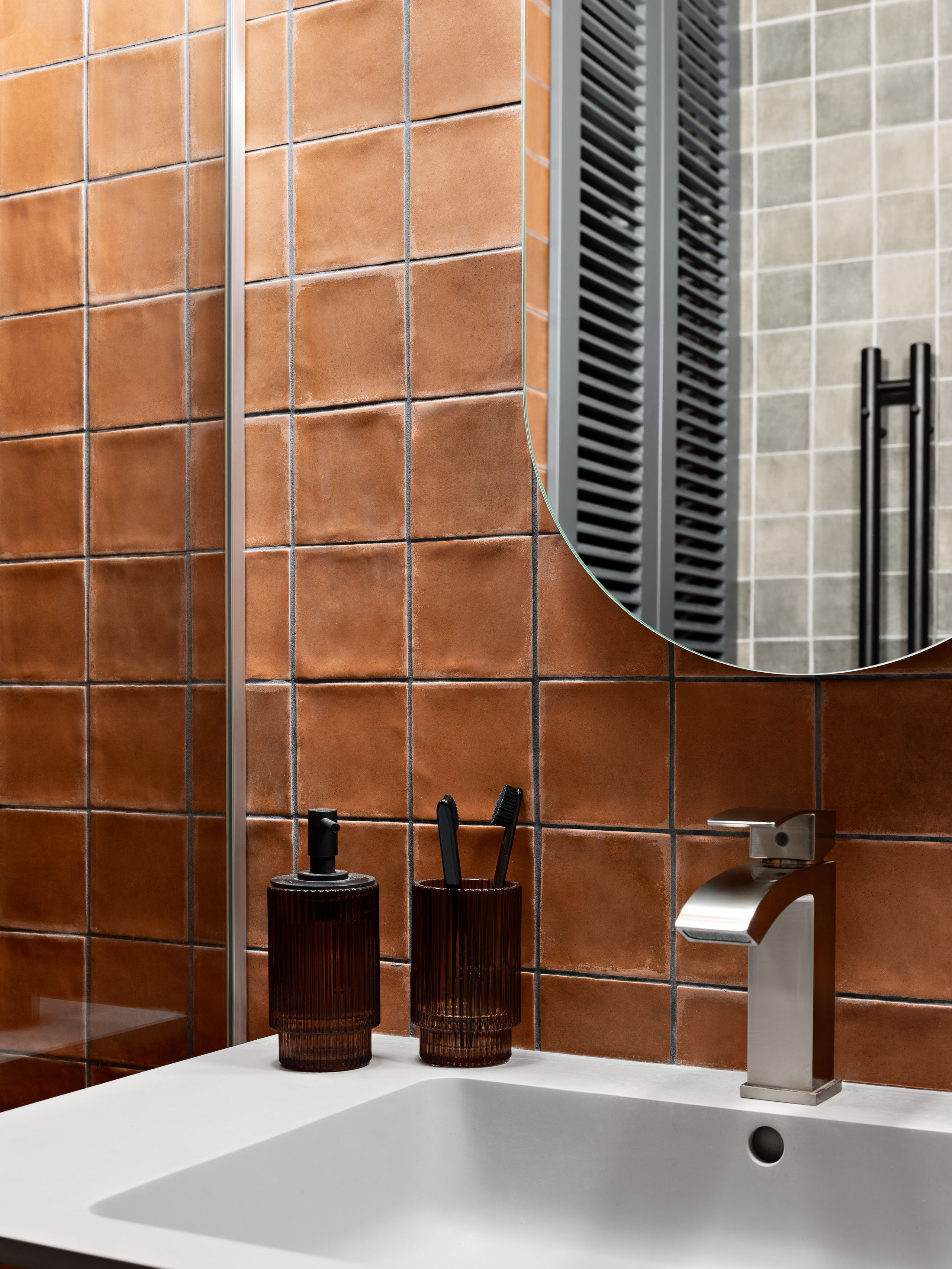 Современный дизайн ванной комнаты с терракотовой плиткой ручной формовки, стеклянной перегородкой и стильной раковиной в минималистичном исполнении; уютный интерьер от дизайнера Антона Логинова, стилиста Алёны Мощенской, фото Сергея Денисенко.