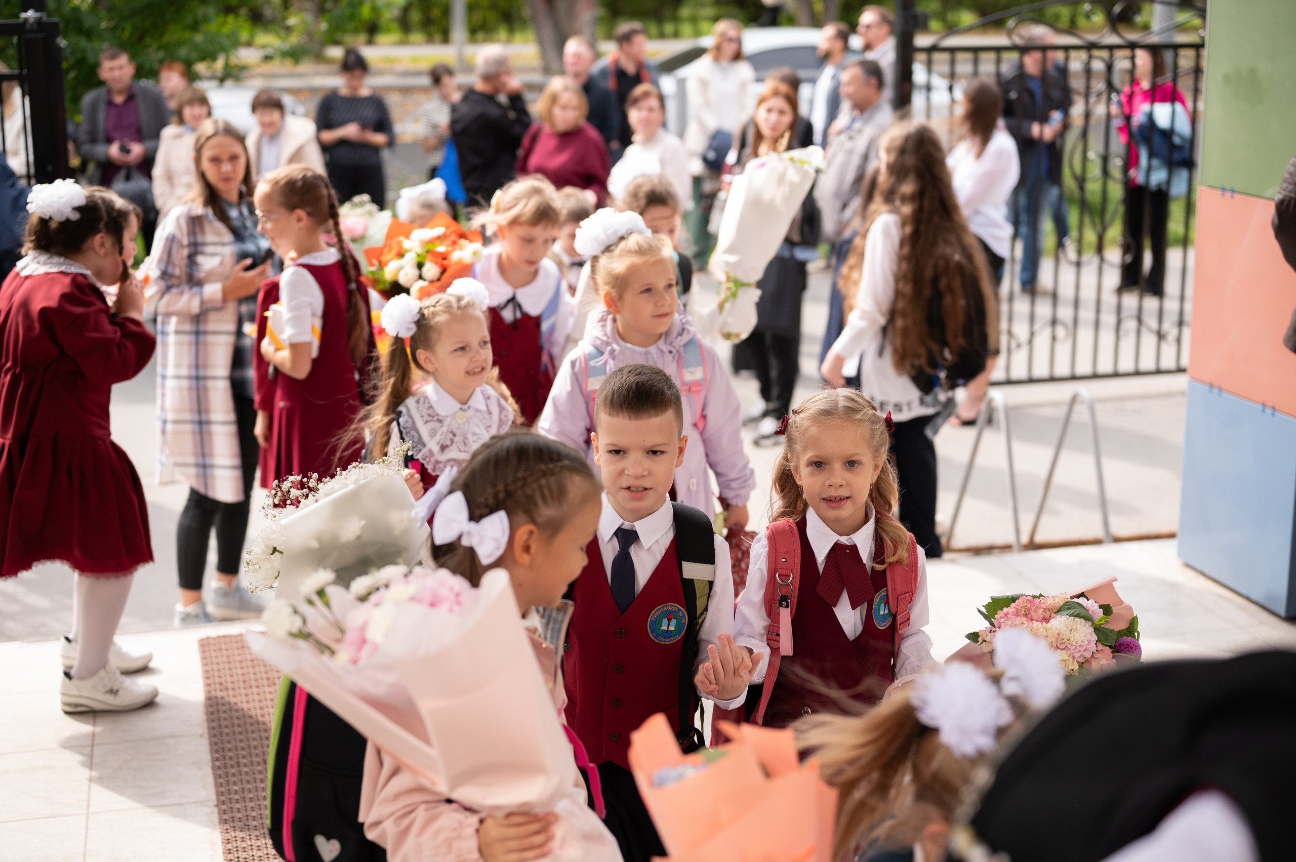 1 сентября 16 гимназия 2 класс (линейка + в классе+ на улице). Фотограф новорожденных, семейный детский в Тюмени Татьяна Морозова