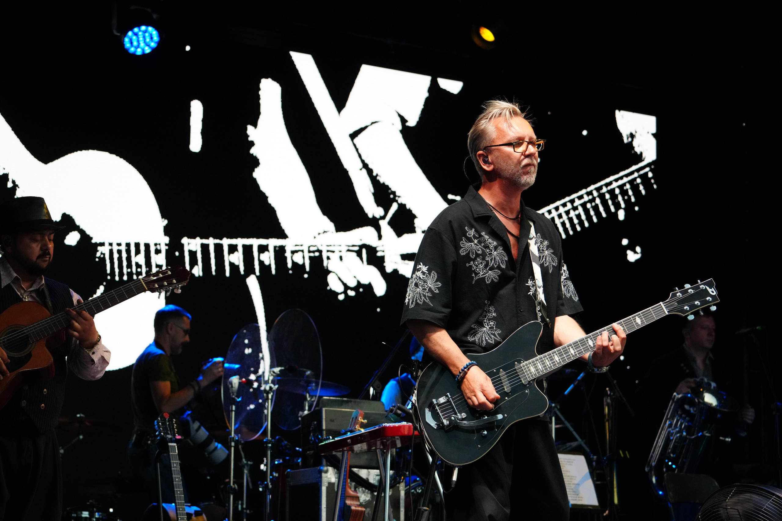 Энергия лета и рок-музыки: байкеры на мотофестивале наслаждаются концертом Гарика Сукачева в кожаных нарядах