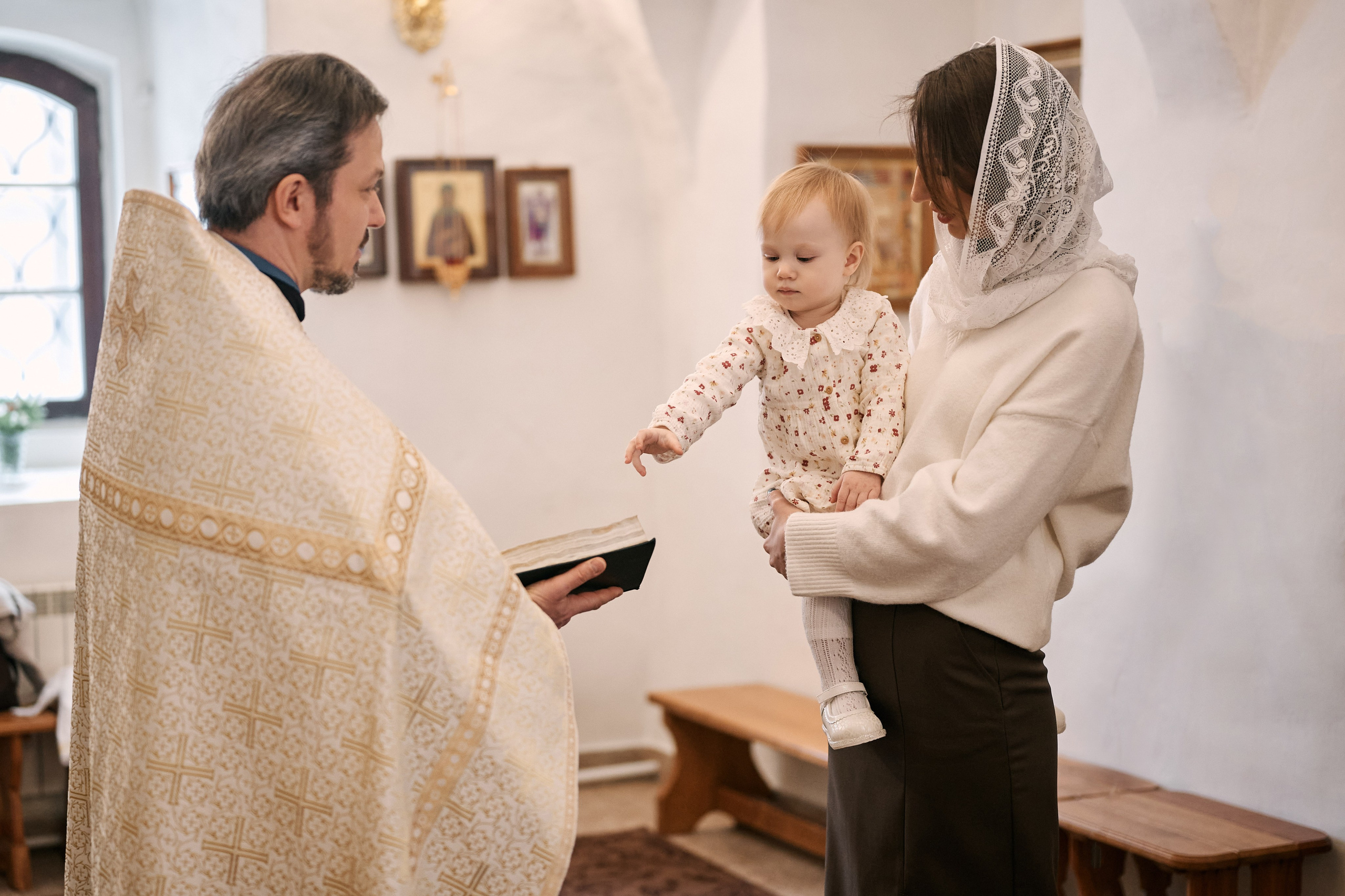 Крещение в храме Преполовения Пятидесятницы во Пскове. Свадебный фотограф Надежда Максимова
