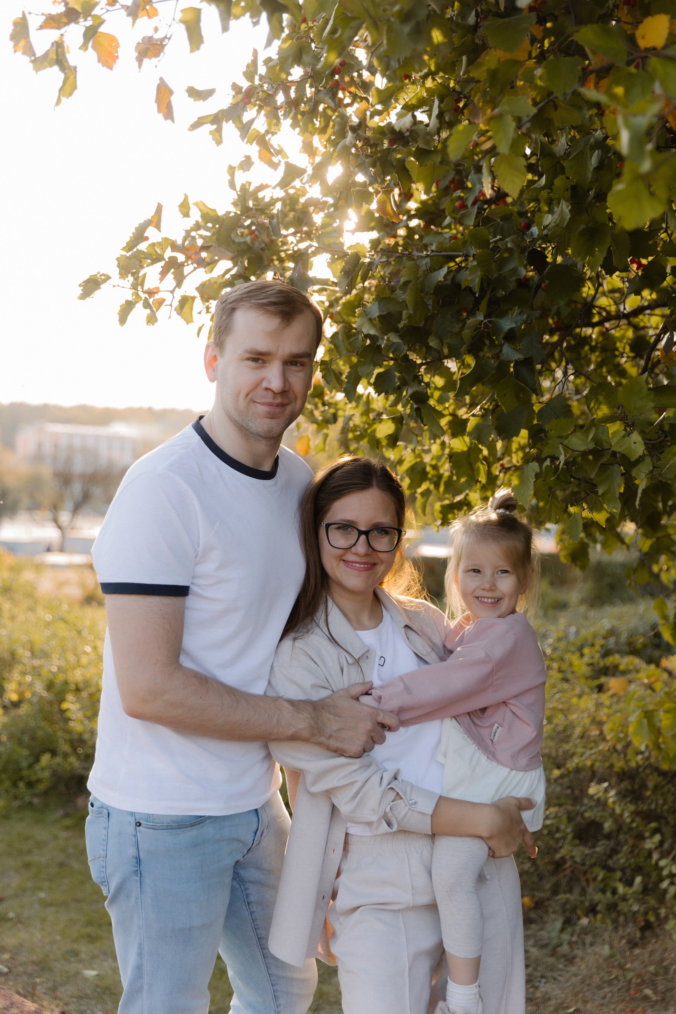 Прогулка Василисы с родителями, дядей и тетей. Семейный и свадебный фотограф в Москве и Зеленограде Пилипенко Юлия