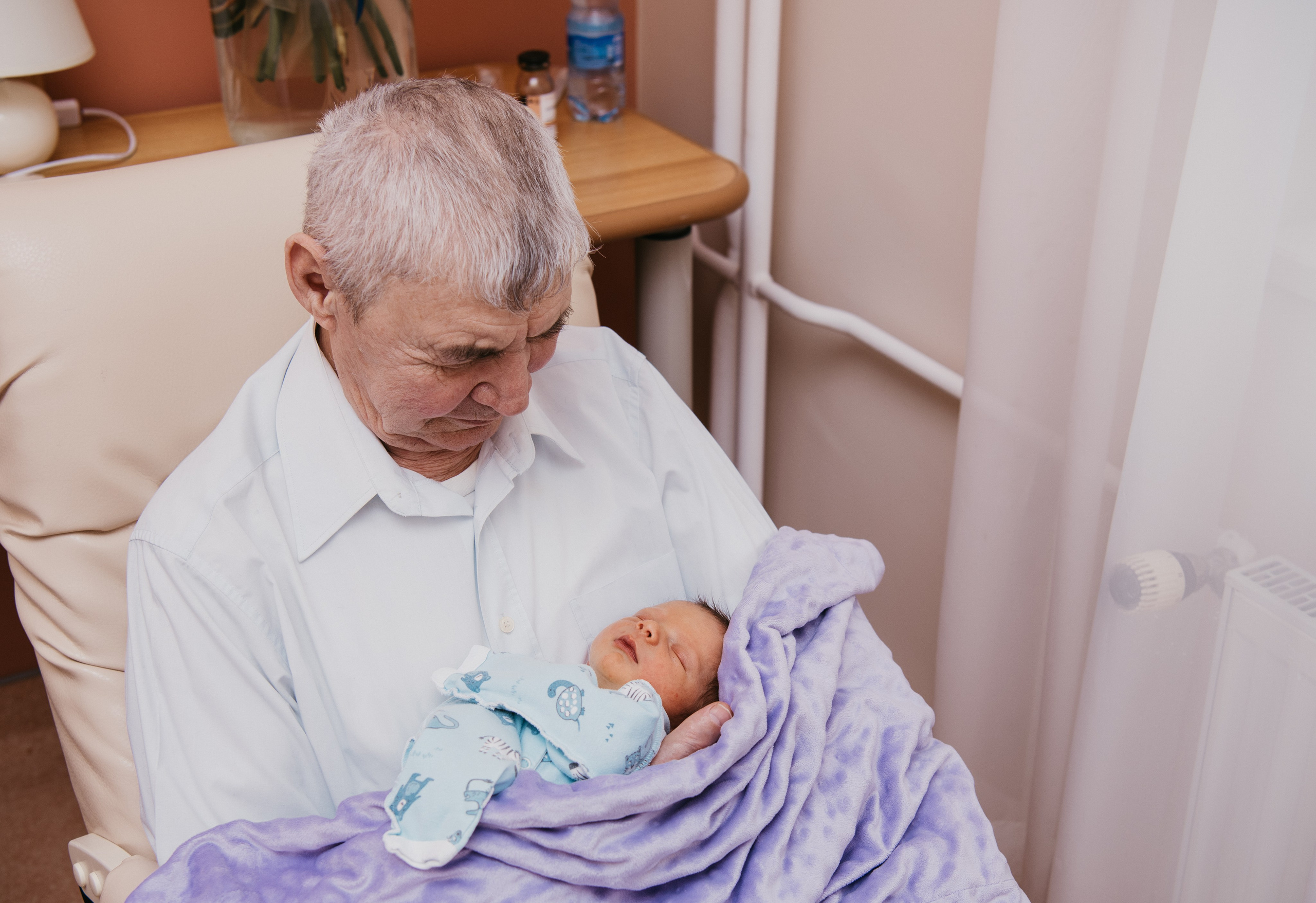 Выписка малыша. Мать и дитя на Севастопольском. Фотограф на выписку из роддома в Москве и МО