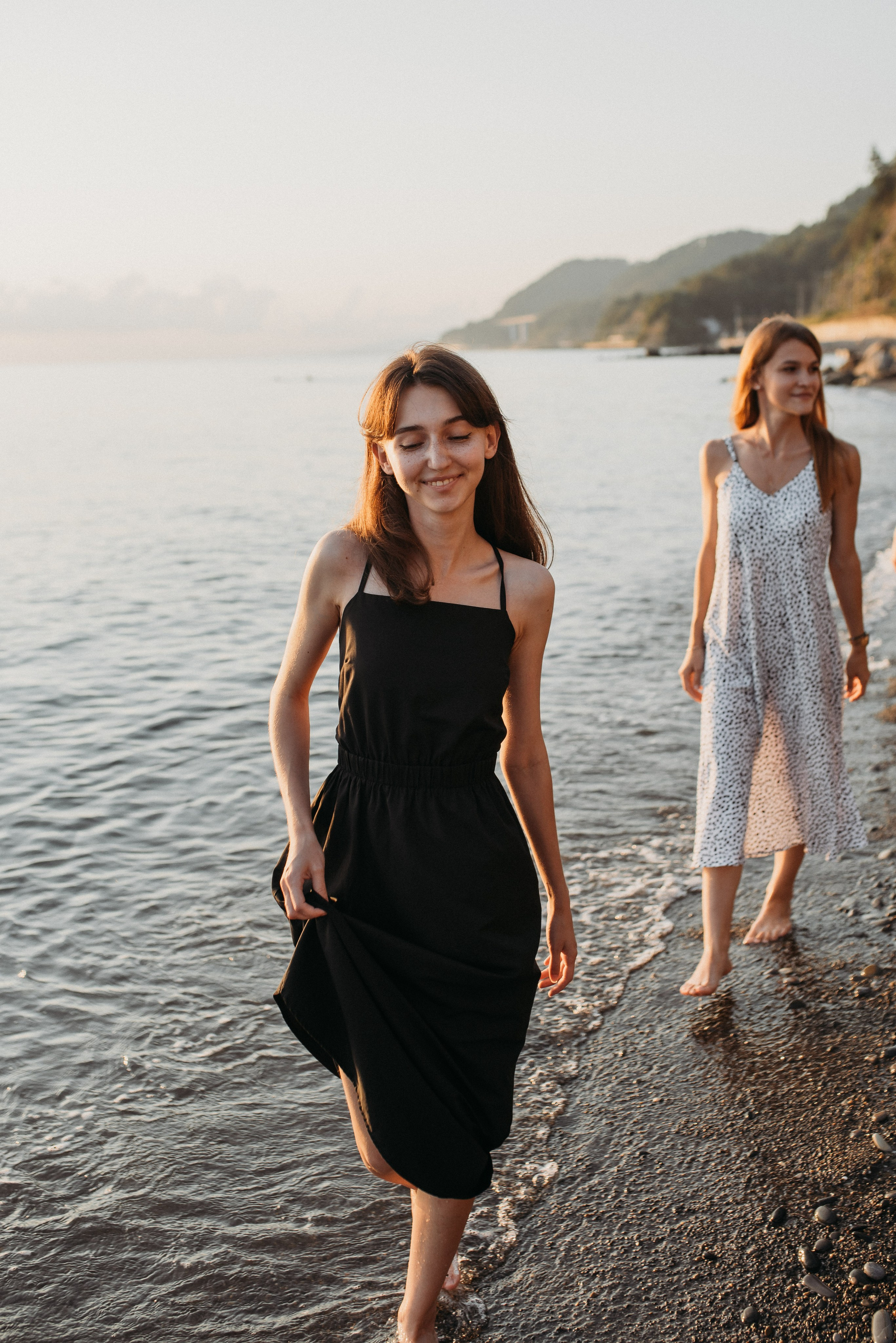 Семейная фотосессия мамы с дочками на берегу моря в Сочи Сириус Адлер. Фотограф в Сочи — Маргарита Поганова