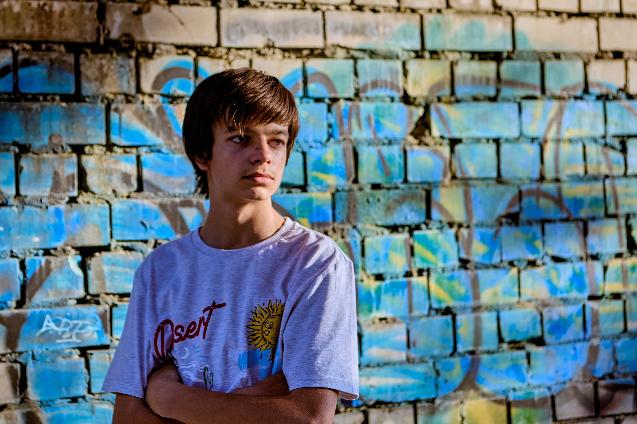 Парень у стены расписанной граффити, Заброшенное здание г. Дзержинск