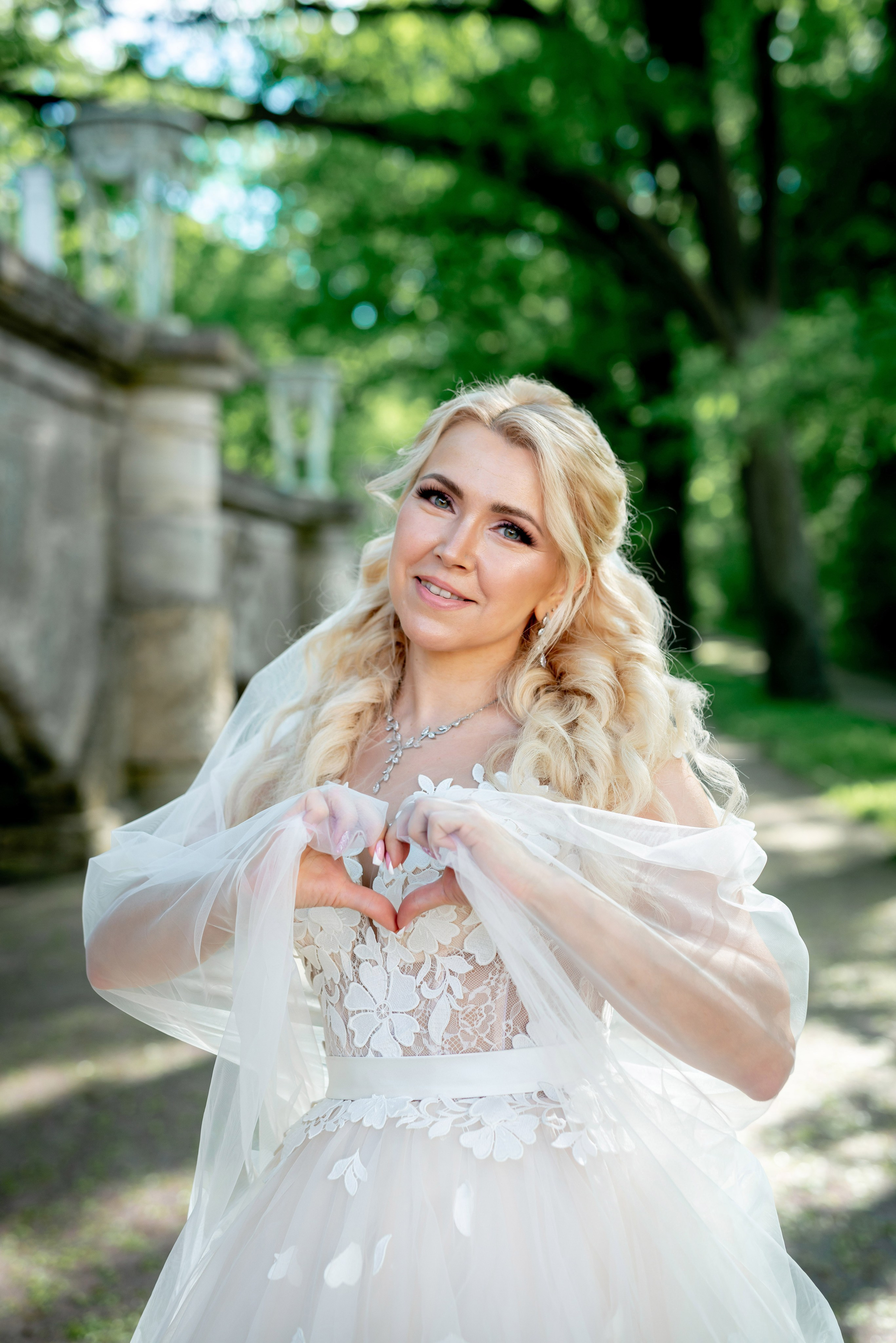 Евгения (фотосессия с малиновым chevrolet camaro, в сирени в Пушкине в Екатерининском парке). Портретный, семейный и свадебный фотограф в Санкт-Петербурге и в Пушкине Ширяев Денис