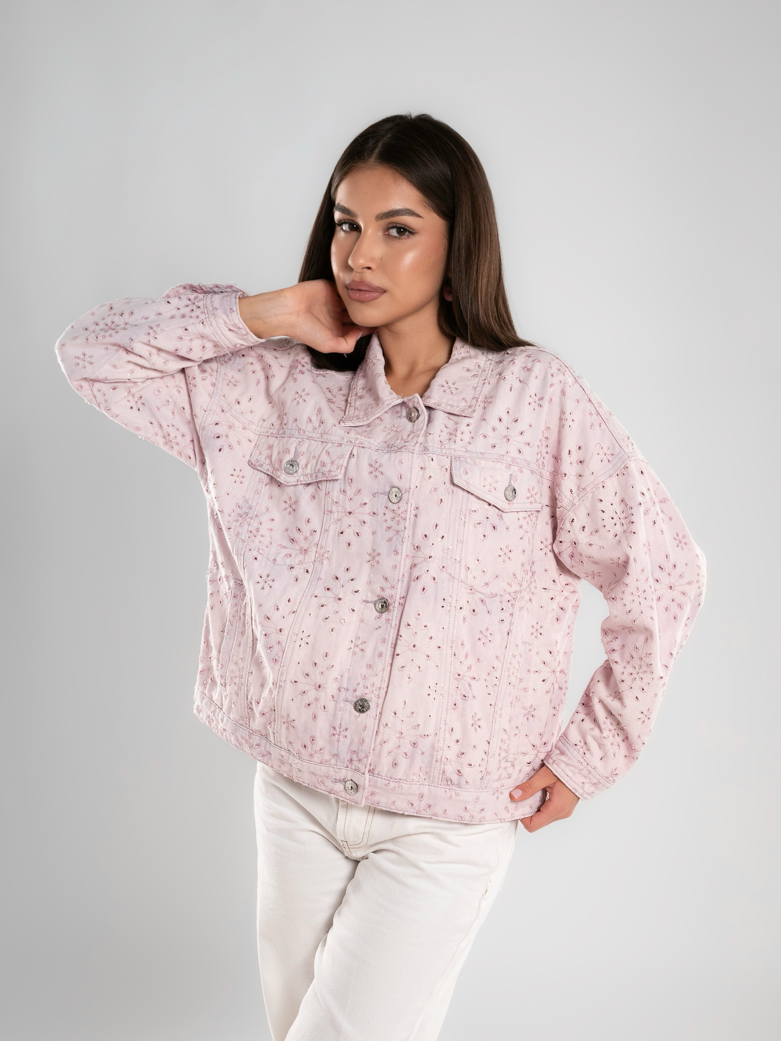 Джинсовые куртки на 2х моделях. Предметный фотограф, фото для маркетплейсов Пятигорск, КМВ