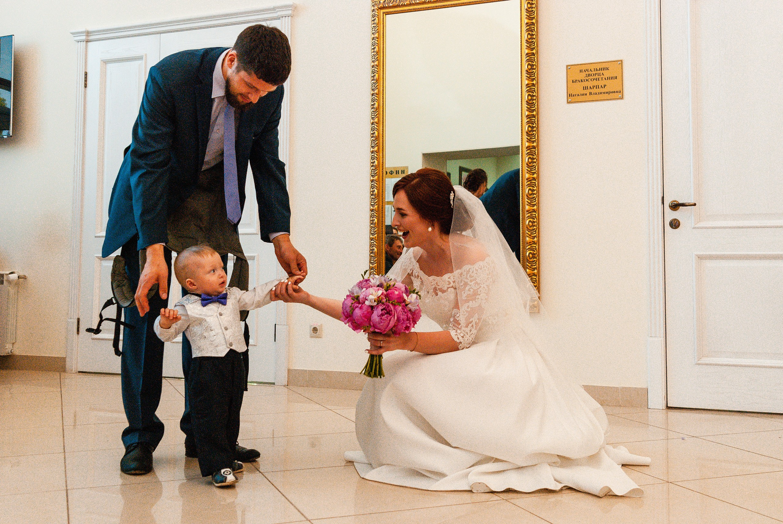 Анастасия и Роман. Утро невесты и торжественная регистрация. Семейный, портретный, репортажный фотограф lifestyle в Москве и Кирове