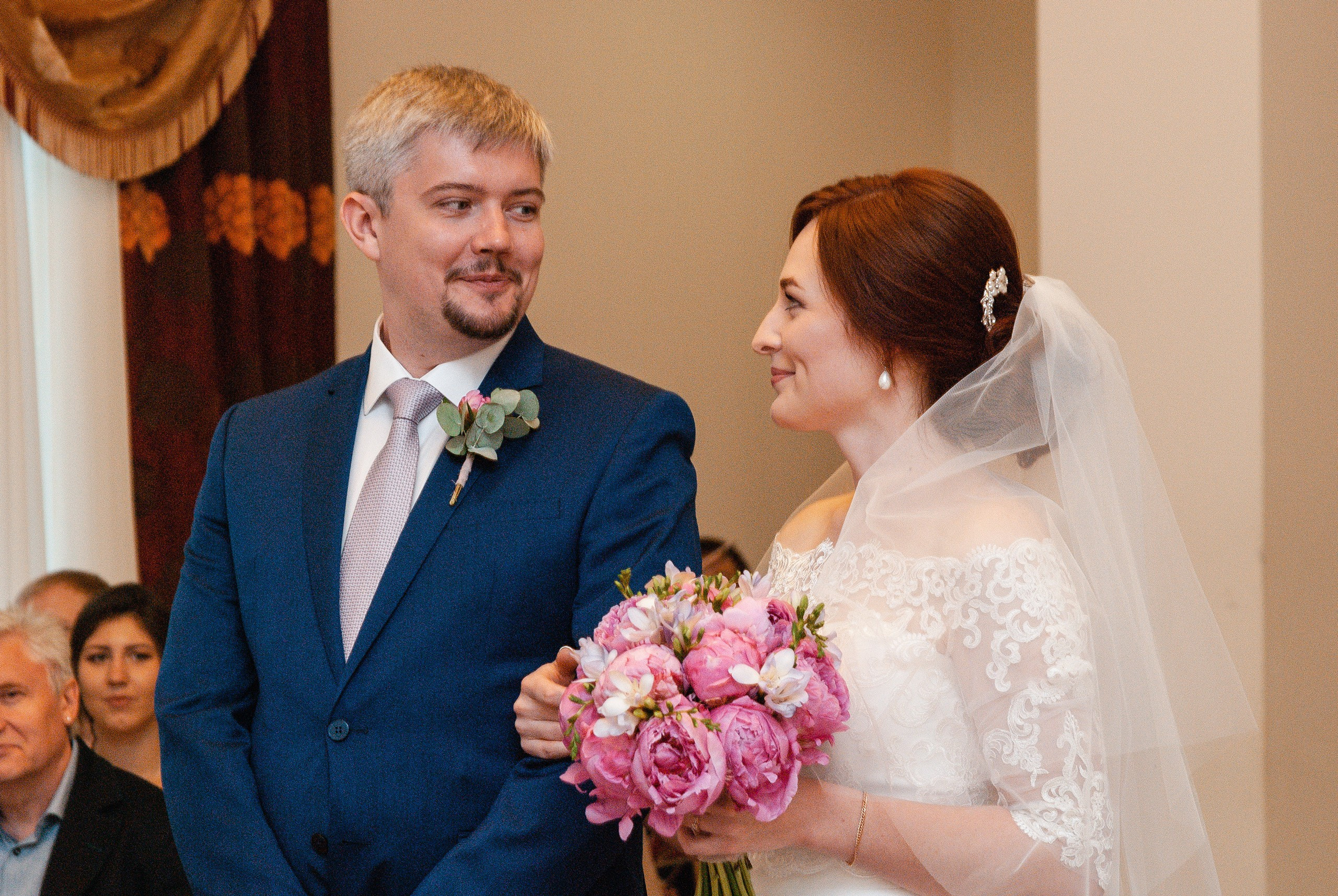 Анастасия и Роман. Утро невесты и торжественная регистрация. Семейный, портретный, репортажный фотограф lifestyle в Москве и Кирове