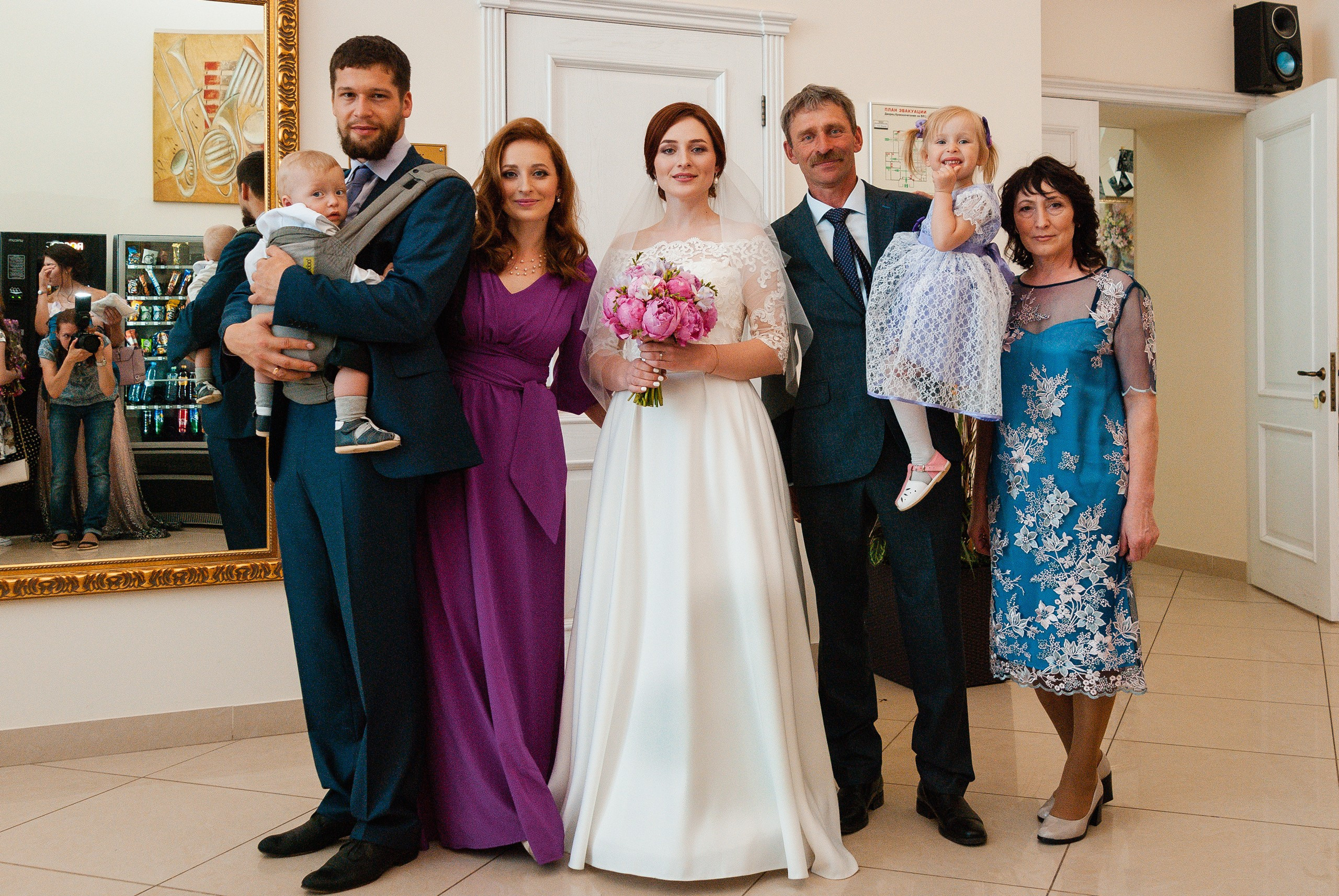 Анастасия и Роман. Утро невесты и торжественная регистрация. Семейный, портретный, репортажный фотограф lifestyle в Москве и Кирове